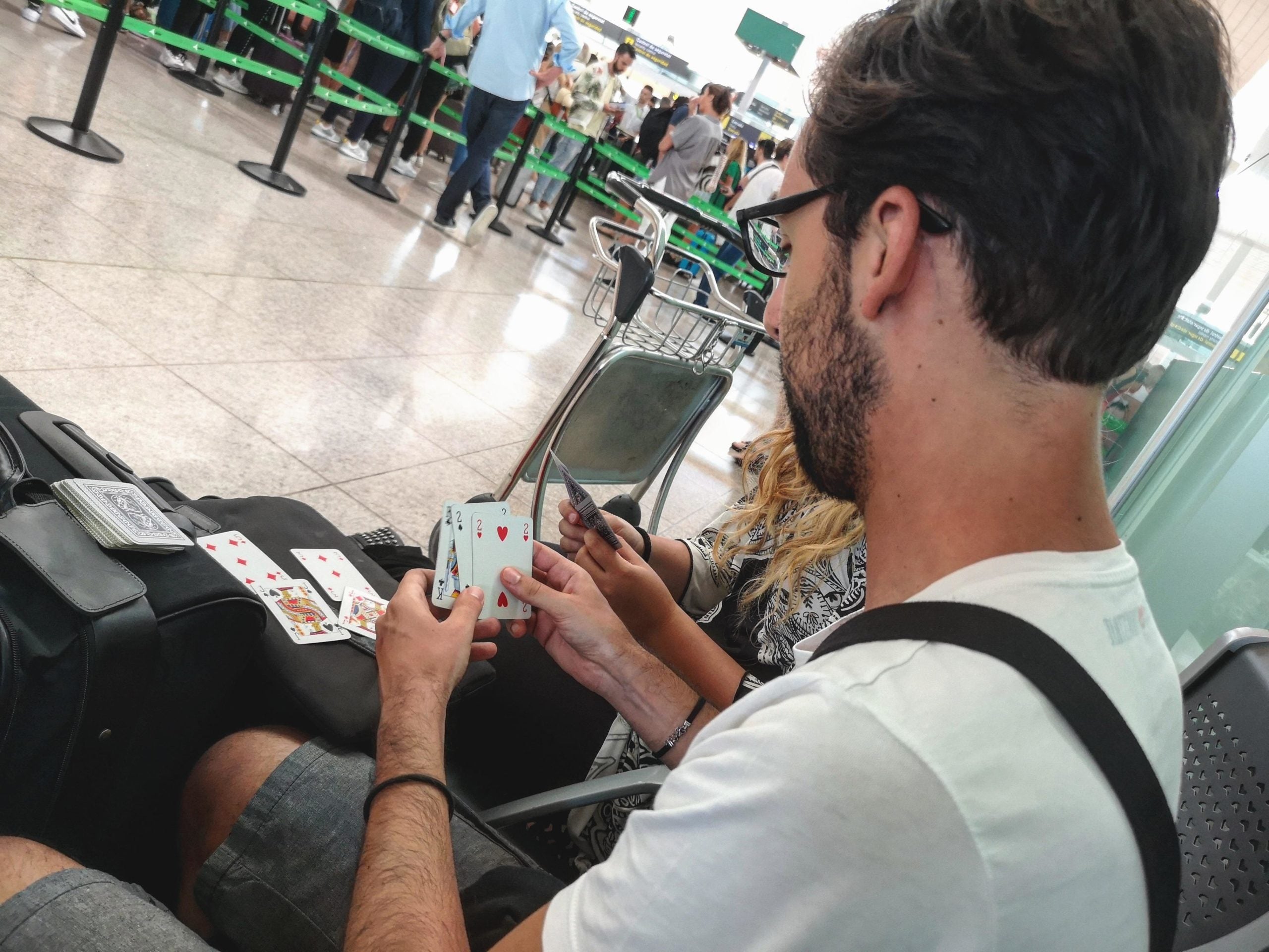 El Sergio i l'Arianna jugant a cartes a l'aeroport durant la jornada de vaga. / D.C.