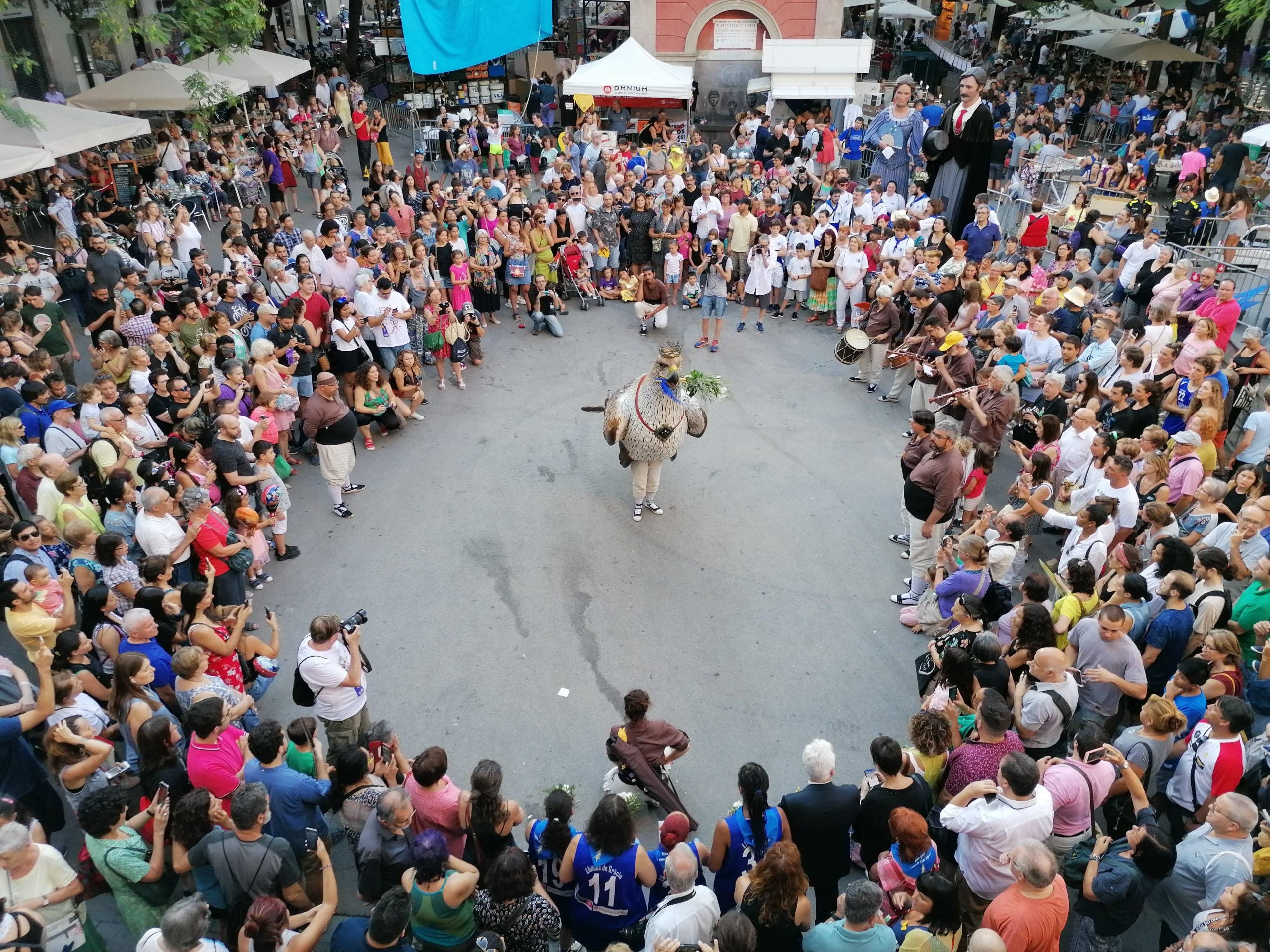 Ball de l'àliga a la plaça de la Vila de Gràcia, després del pregó d'inici de festes / Meritxell M. Pauné