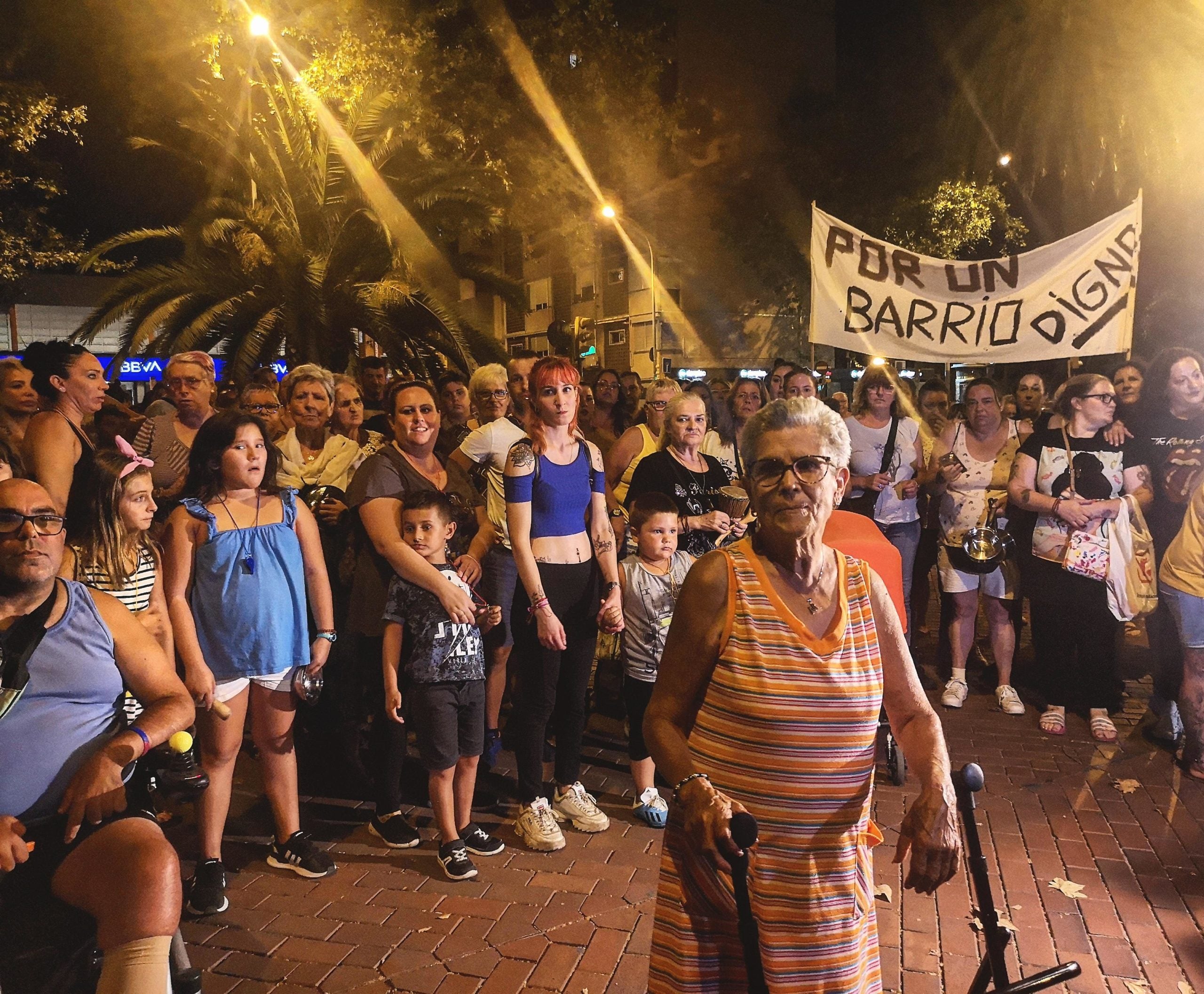 Els veïns del Besòs i el Maresme, al mig de la rambla de Prim, aquesta nit. / D.C.