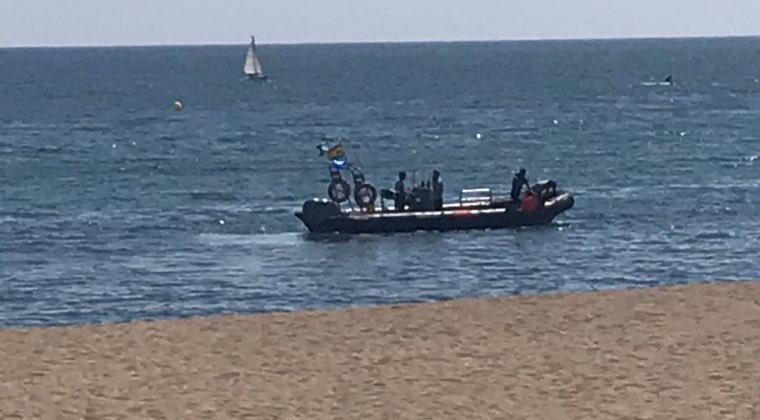 Imatge d'una embarcació policial fent tasques al mar / Cedida (Magda Jové) 