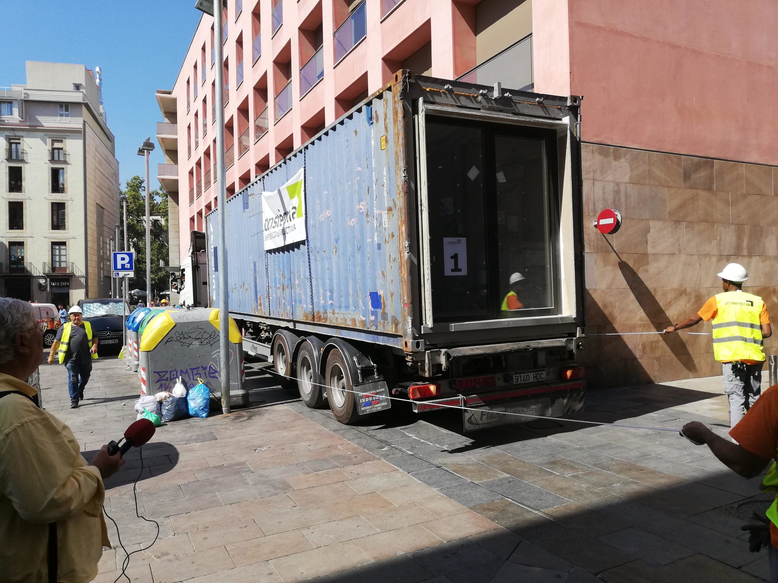 Arribada d'un dels contenidors al carrer Nou de Sant Francesc del barri Gòtic / XFDC