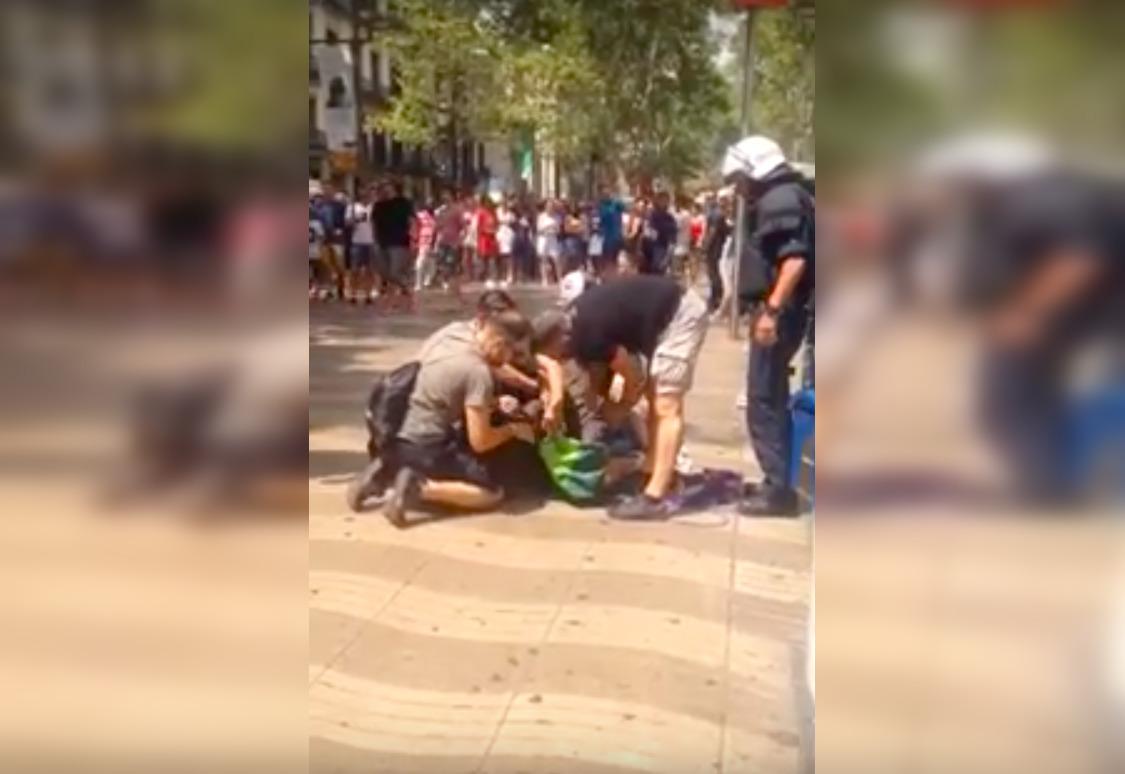 La detenció d'un manter a la Rambla en una imatge del vídeo. / Tot Barcelona