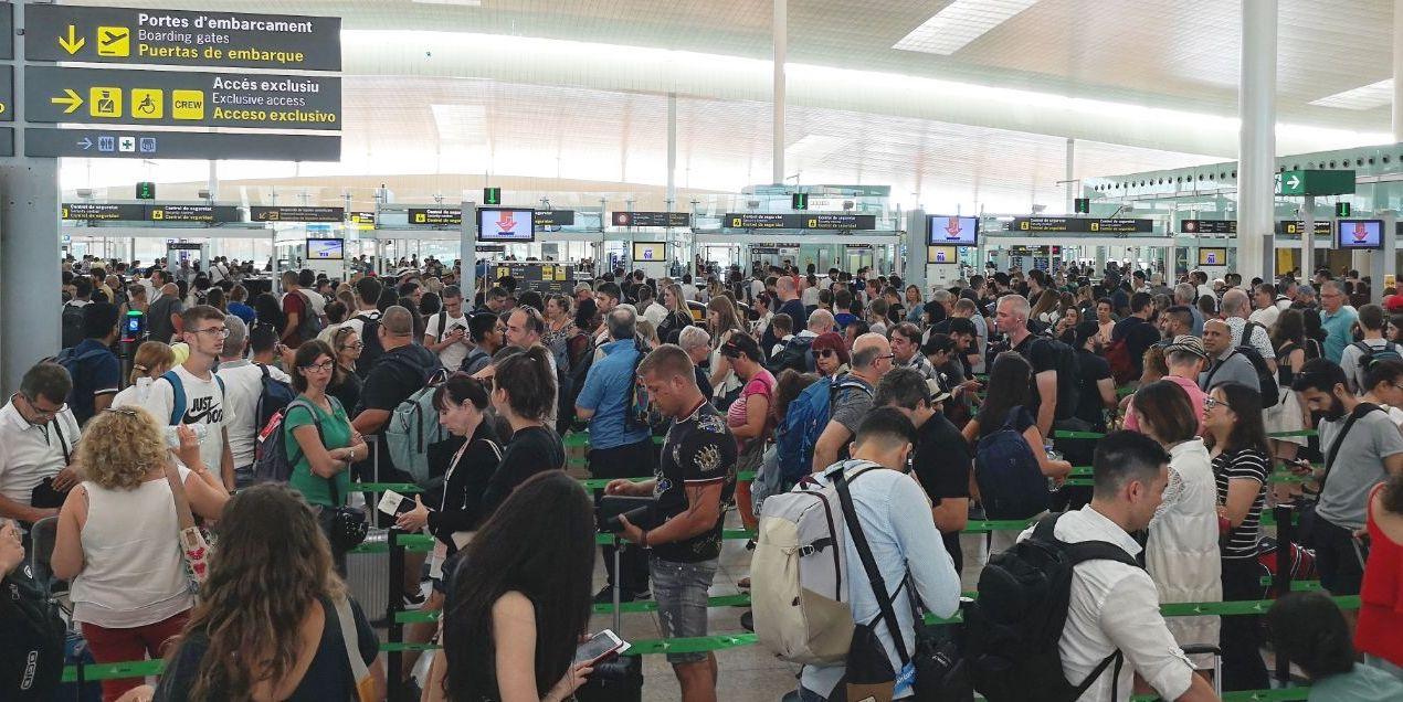 Aglomeració de passatgers davant dels controls de seguretat del Prat el primer dia de la vaga dels vigilants de Trablisa / David Cobo