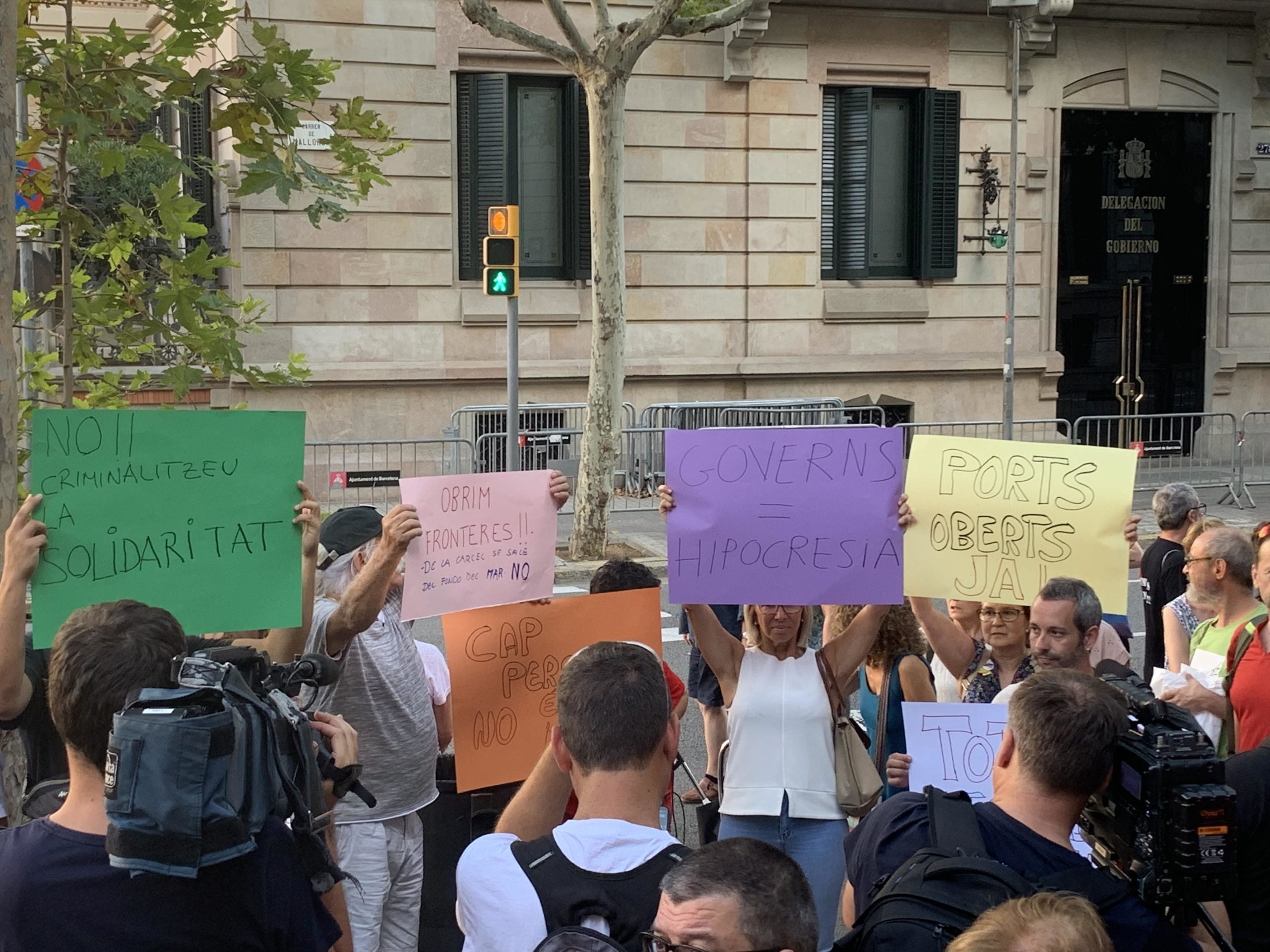 La protesta per la situació dels vaixelles que esperen carregats de refugiats al Mediterrani, davant de la Delegació del govern espanyol a Barcelona / S.B.