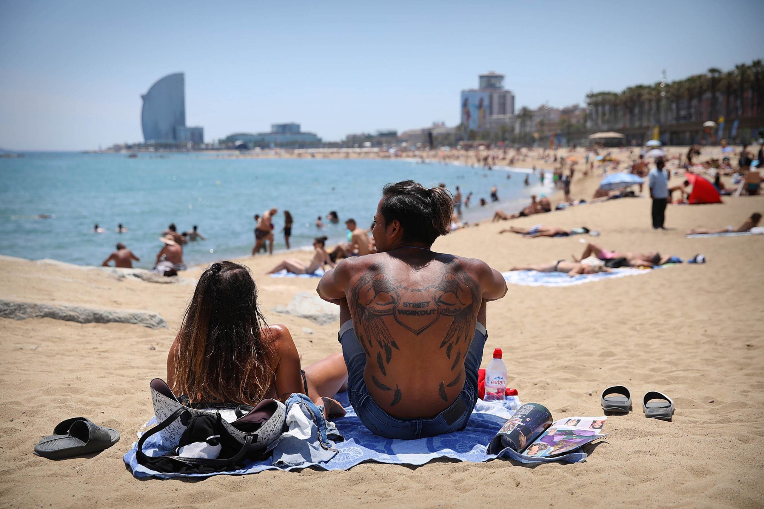 Banyistes en una de les platges de la Barceloneta / Jordi Play