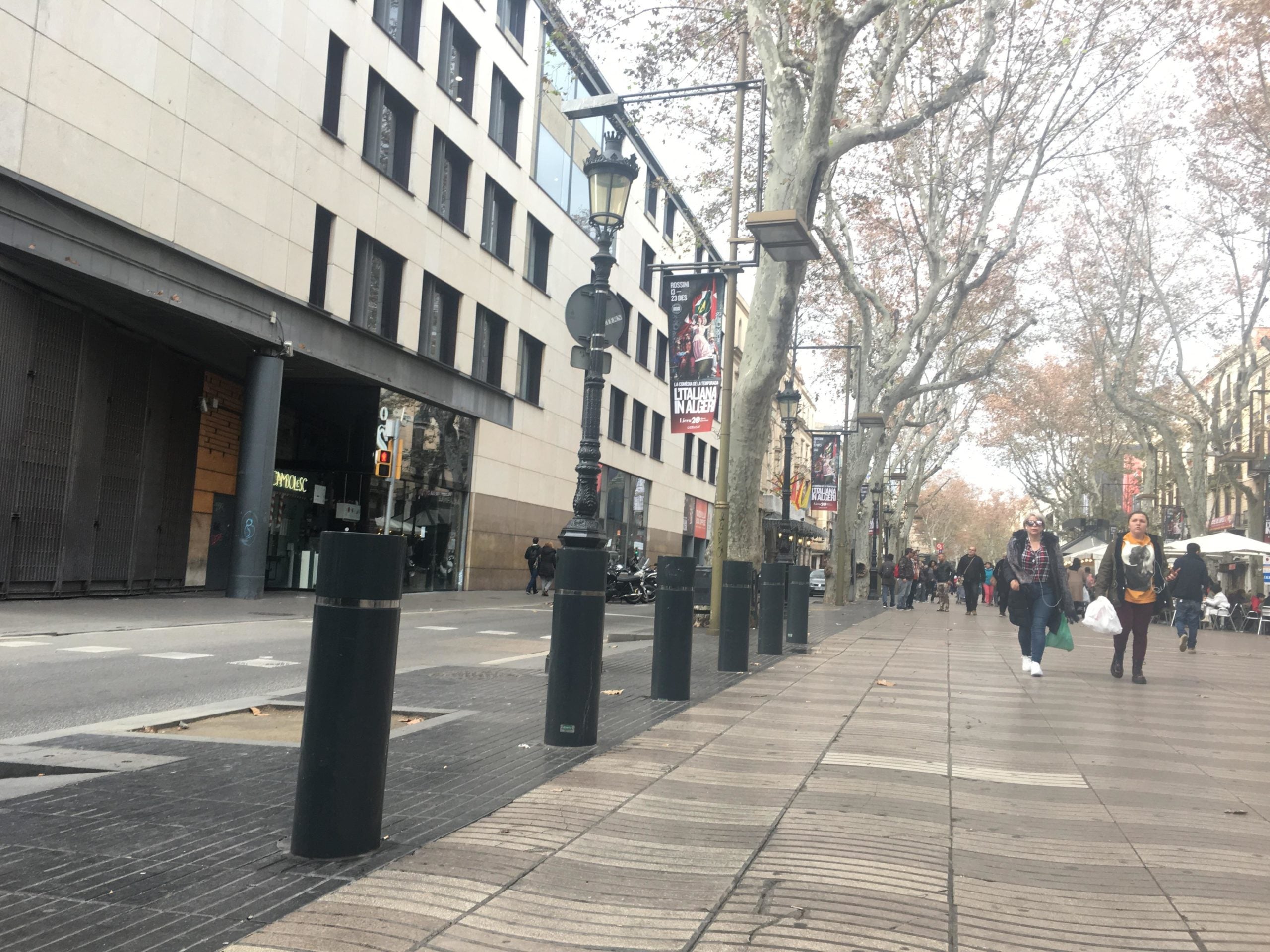 Pilones de les que es van posar a la Rambla després de l'atemptat del 17-A / S.B.