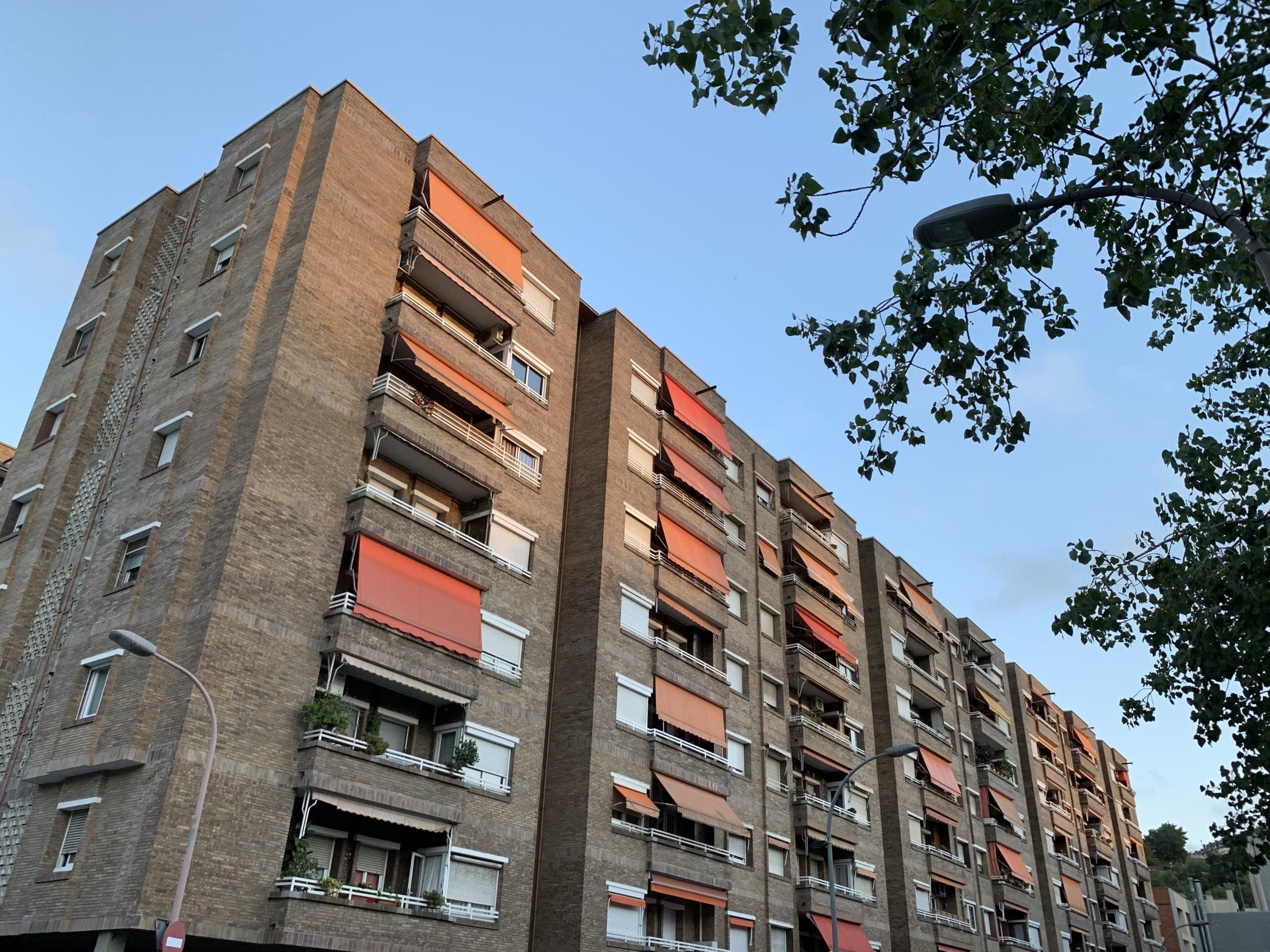 Pisos de Barcelona, amb tendals als balcons, un dels elements que poden fer desistir els lladres escaladors / S.B.