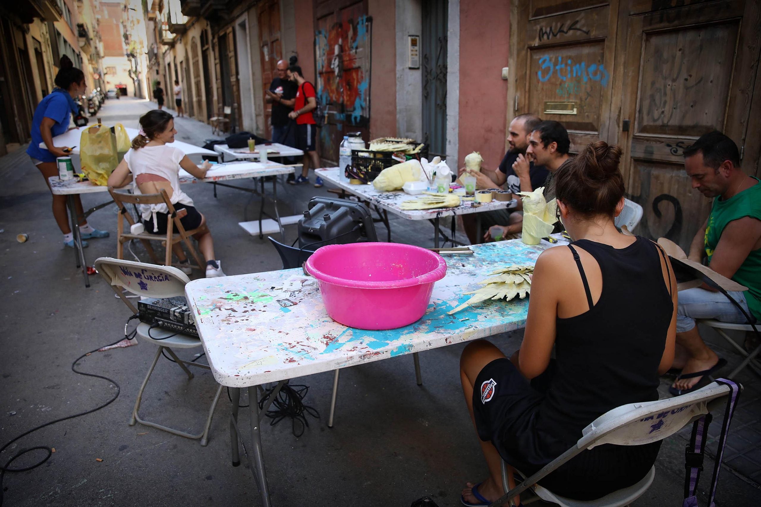 Veïns del carrer Progrés ultimen els guarnits per la festa major de Gràcia de 2019 / Jordi Play