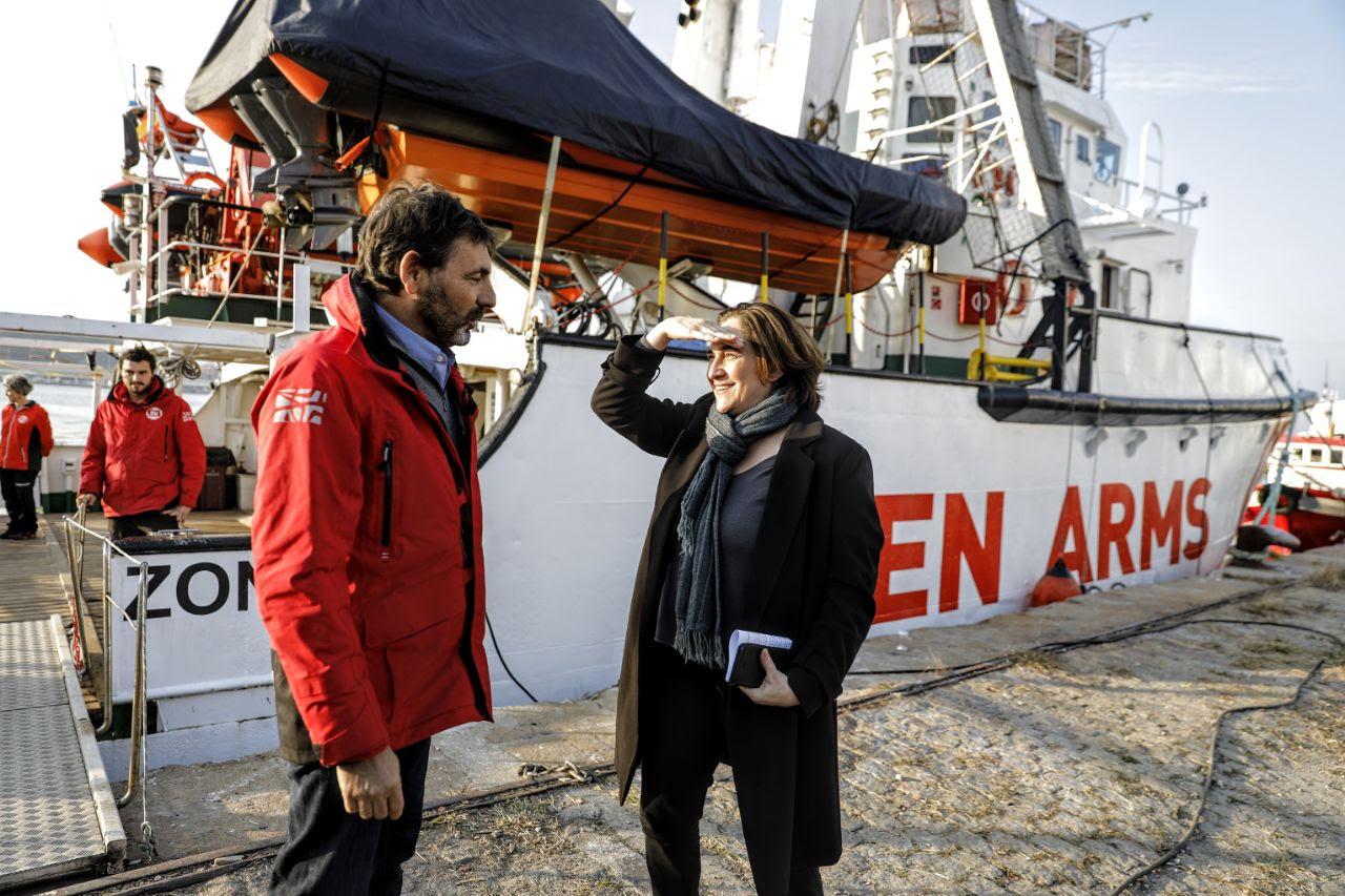 Óscar Camps i Ada Colau al port de Barcelona, davant de l'Open Arms / Ajuntament de Barcelona