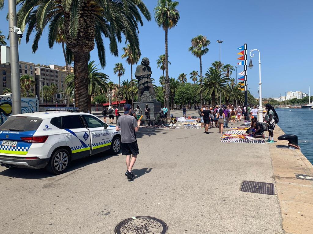 Els manters, ahir, venent davant del Maremàgnum, entre la rambla de Mar i el Moll de Bosch. | Héctor Guillermo Izuel 