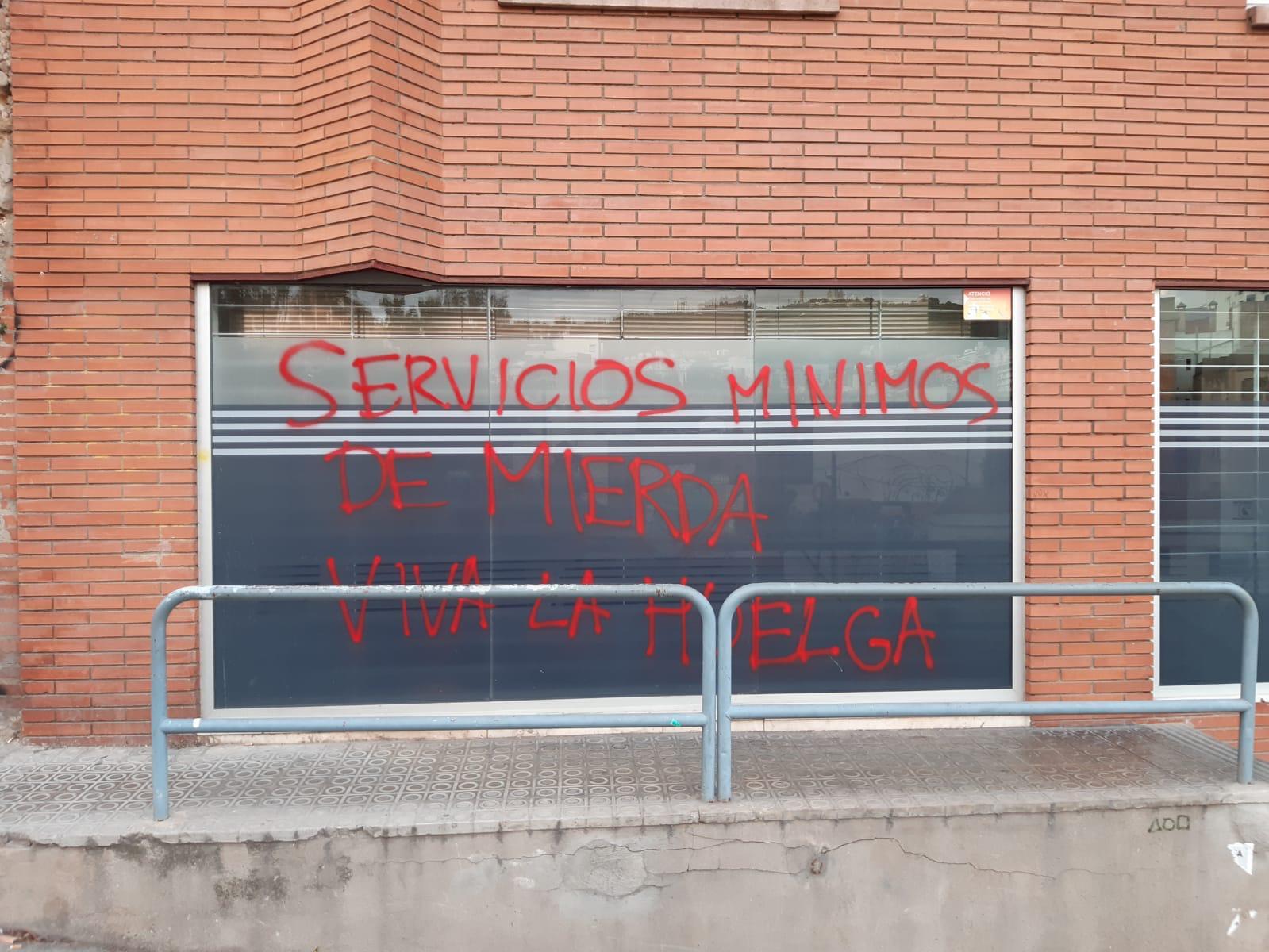 La pintada que ha aparegut a la seu de Trablisa. | Cedida