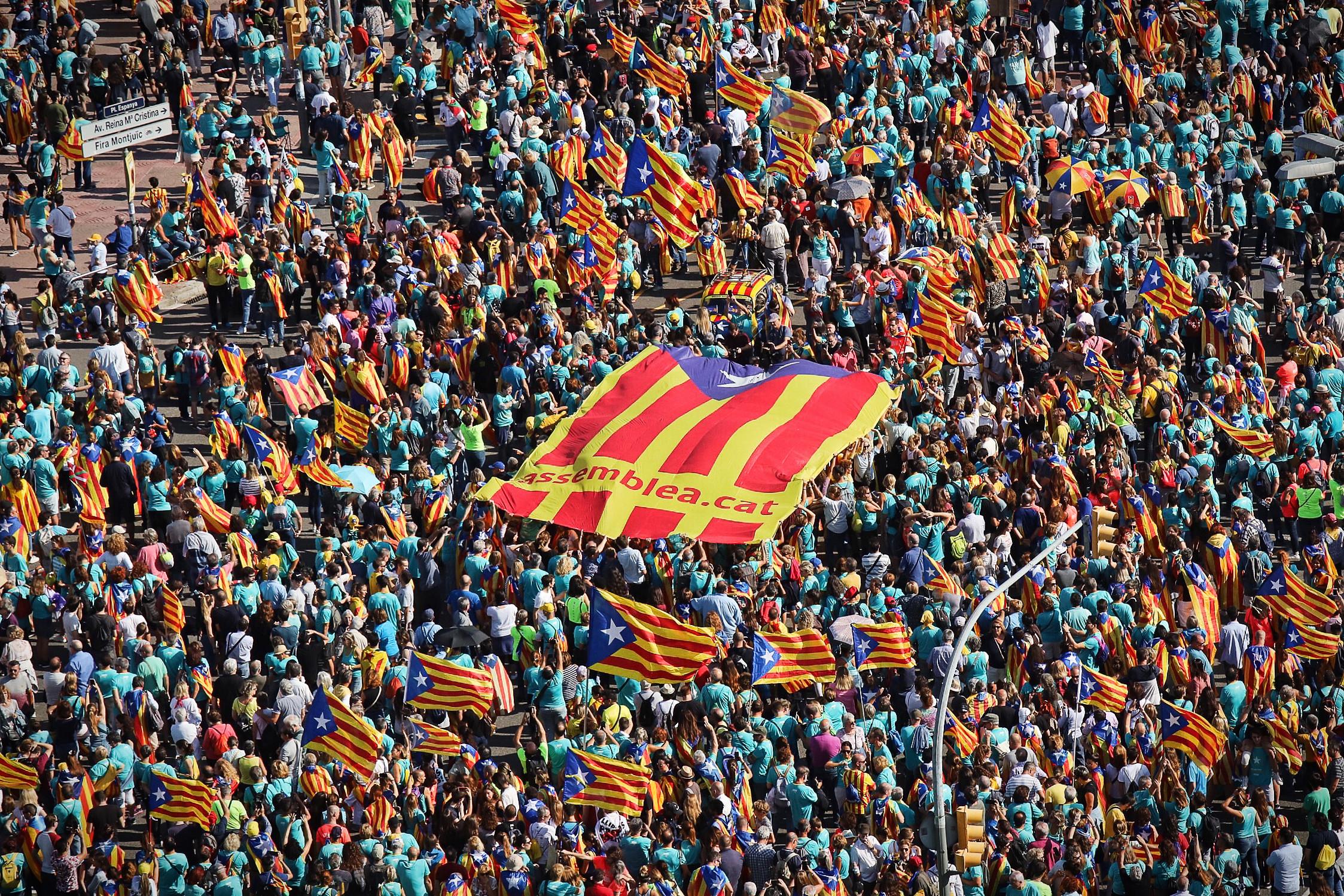 Una estelada gegant de l'ANC envoltada d'una riuada de manifestants a la plaça Espanya, per la Diada 2019 / Jordi Borràs