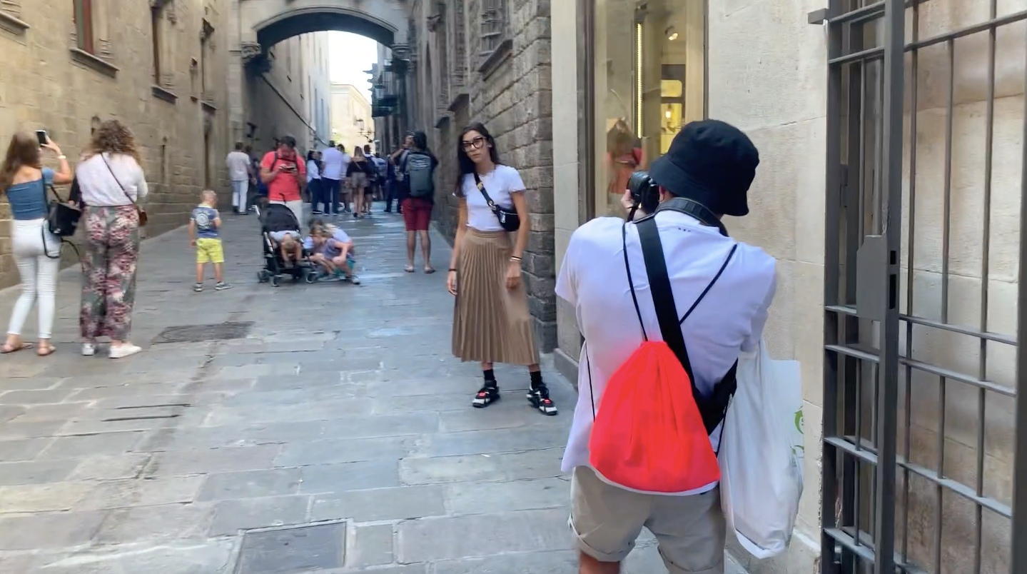 Un turista haciendo fotos a su acompañante en la calle del Obispo / S.B.