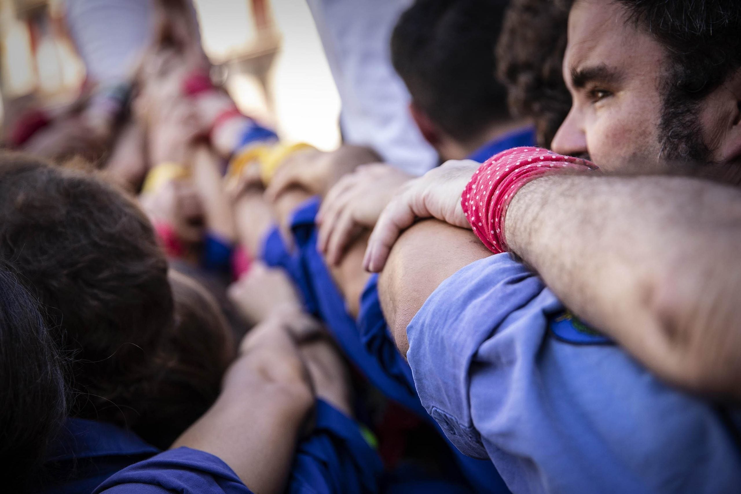 Els castellers fan pinya abans d'aixecar un castell per la Mercè | Jordi Play