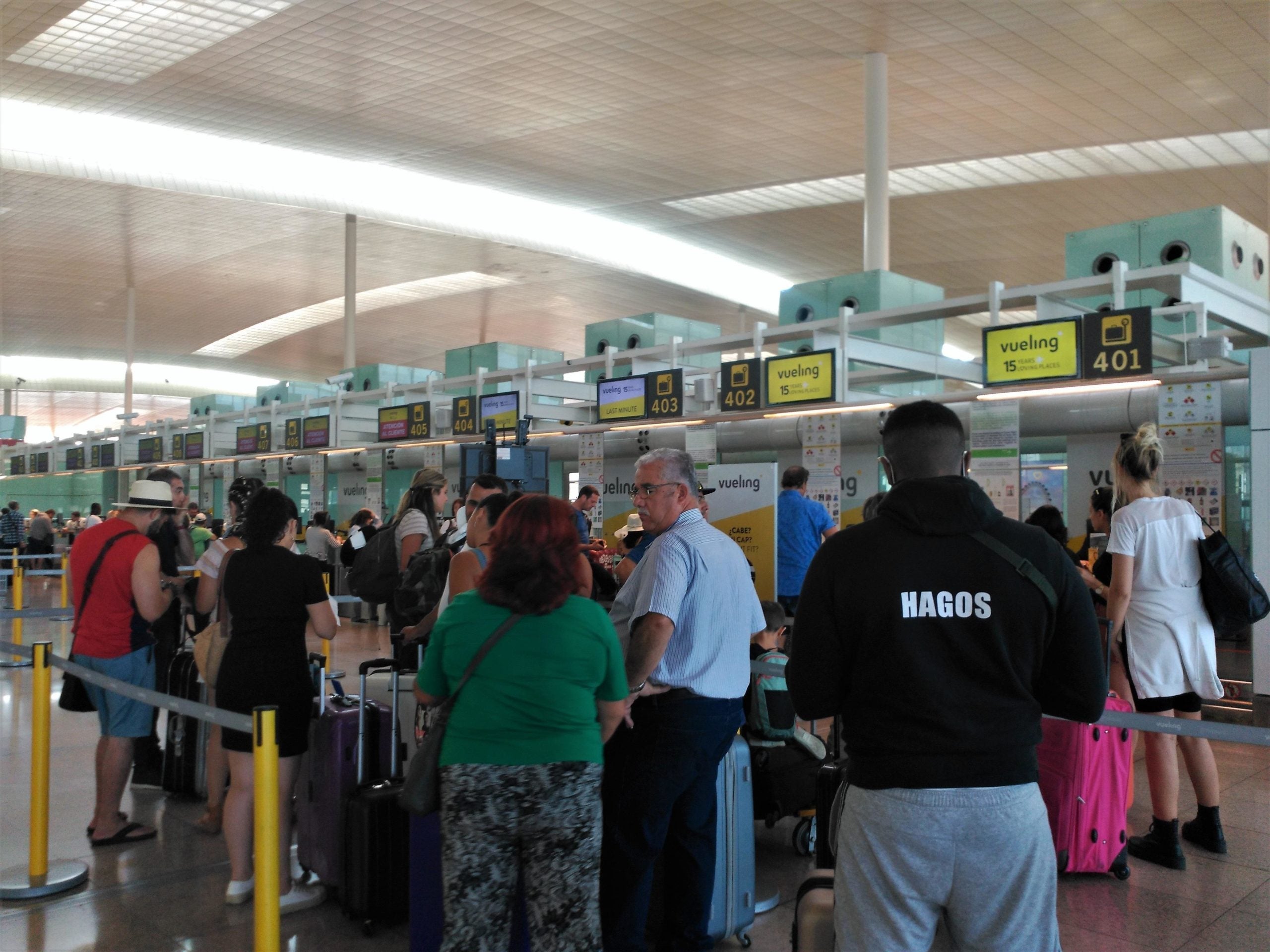 Passatgers a l'Aeroport de Barcelona durant les vagues d'aquest dissabte / Europa Press