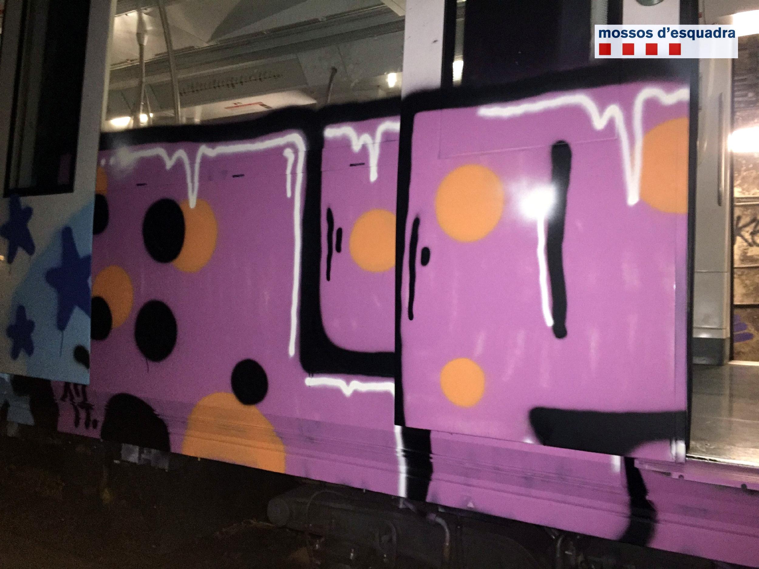 Pintada de grafiters en un vagó del Metro de Barcelona, en una imatge d'arxiu / ACN