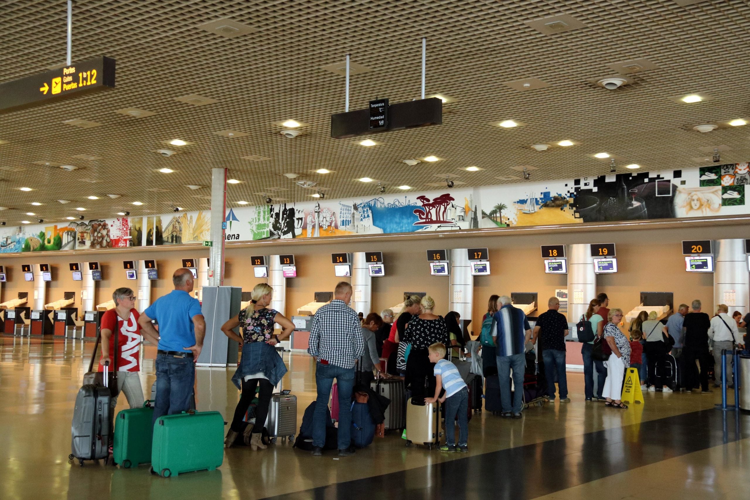 Imatge d'arxiu de cues a la zona d'embarcament de l'aeroport. / ACN (Núria Torres)