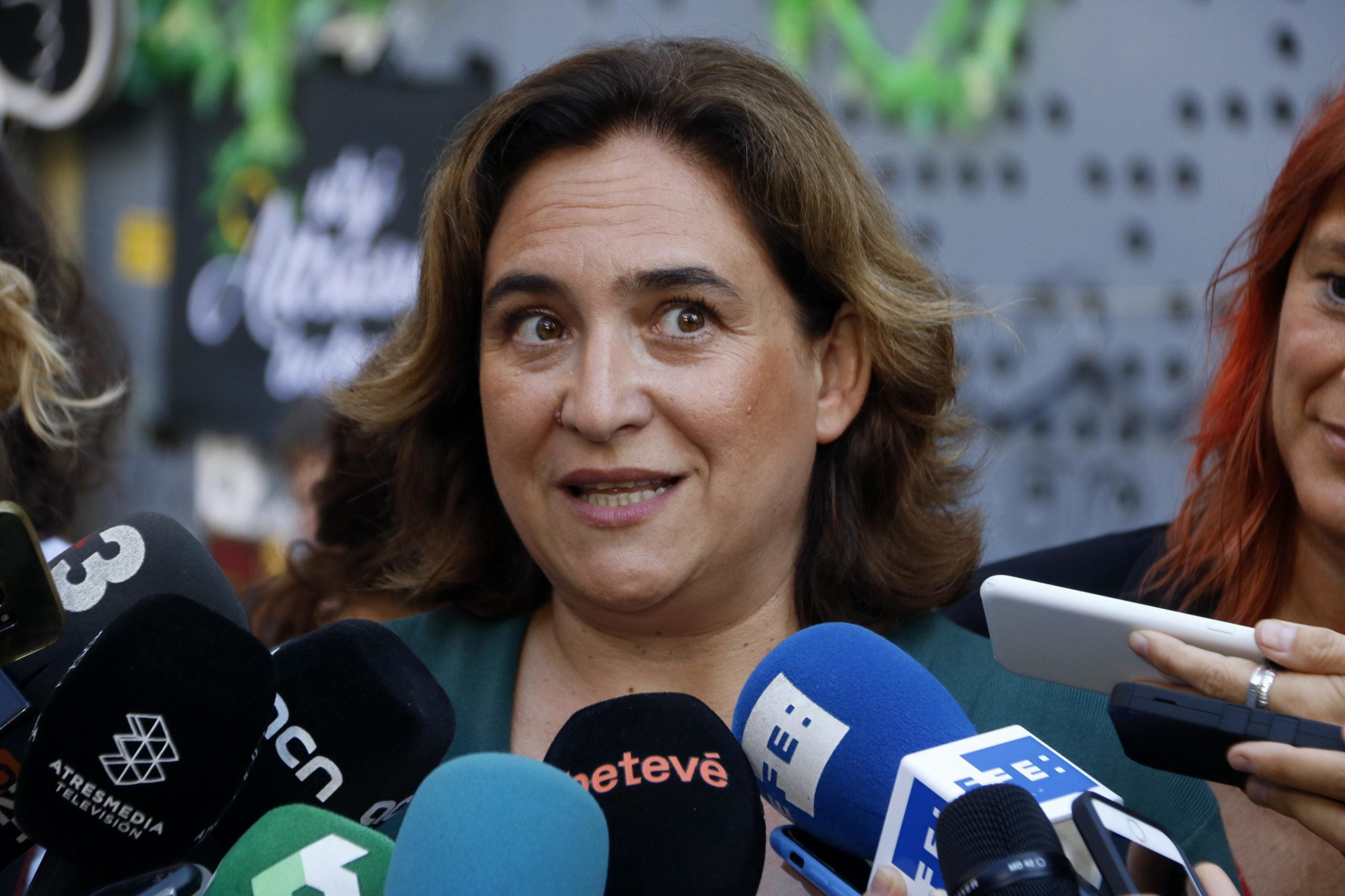 Ada Colau atén els mitjans de comunicació a les festes de Gràcia / ACN