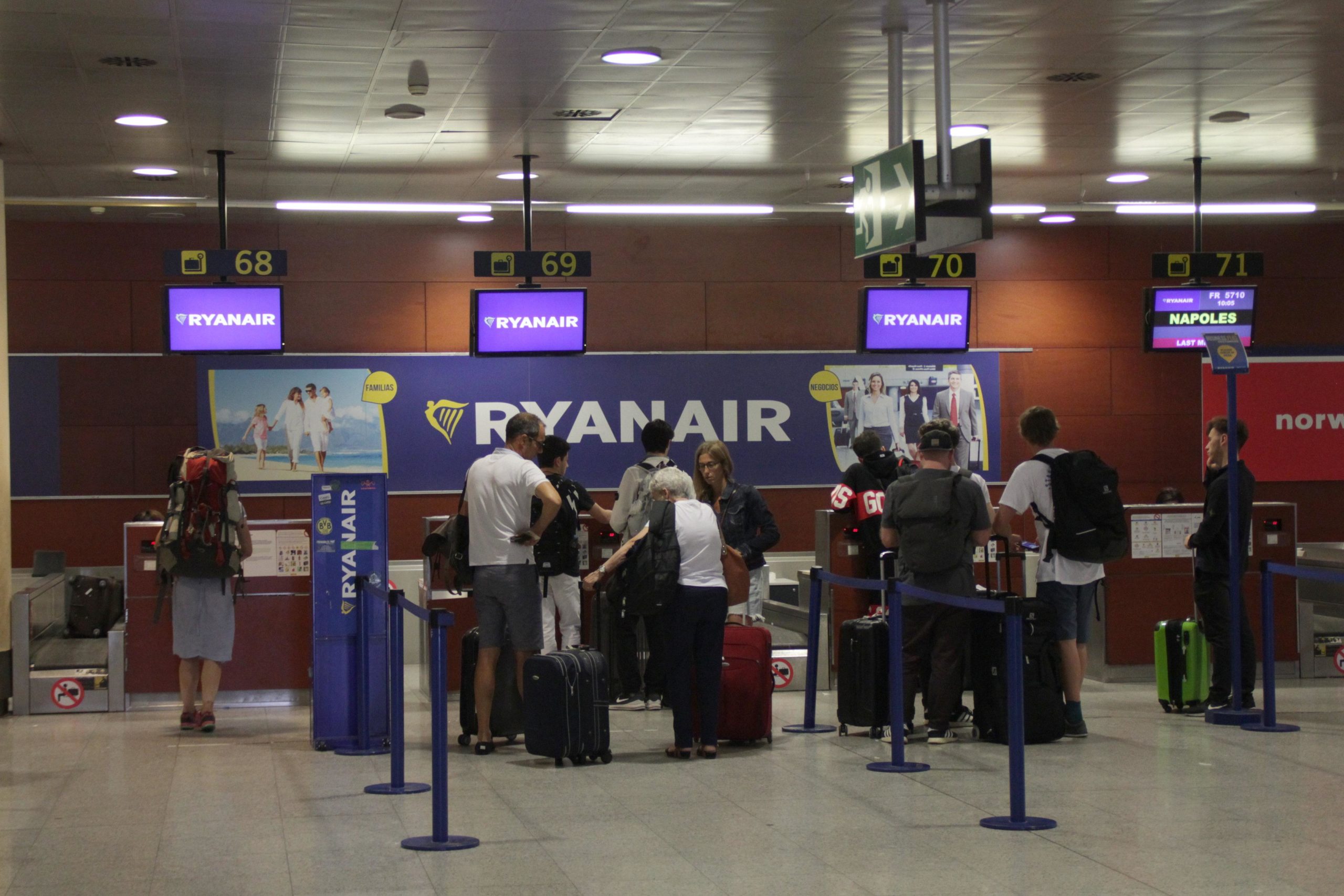 Taulells de facturació de Ryanair a la terminal 2 de l'aeroport del Prat / ACN - Andrea Zamorano