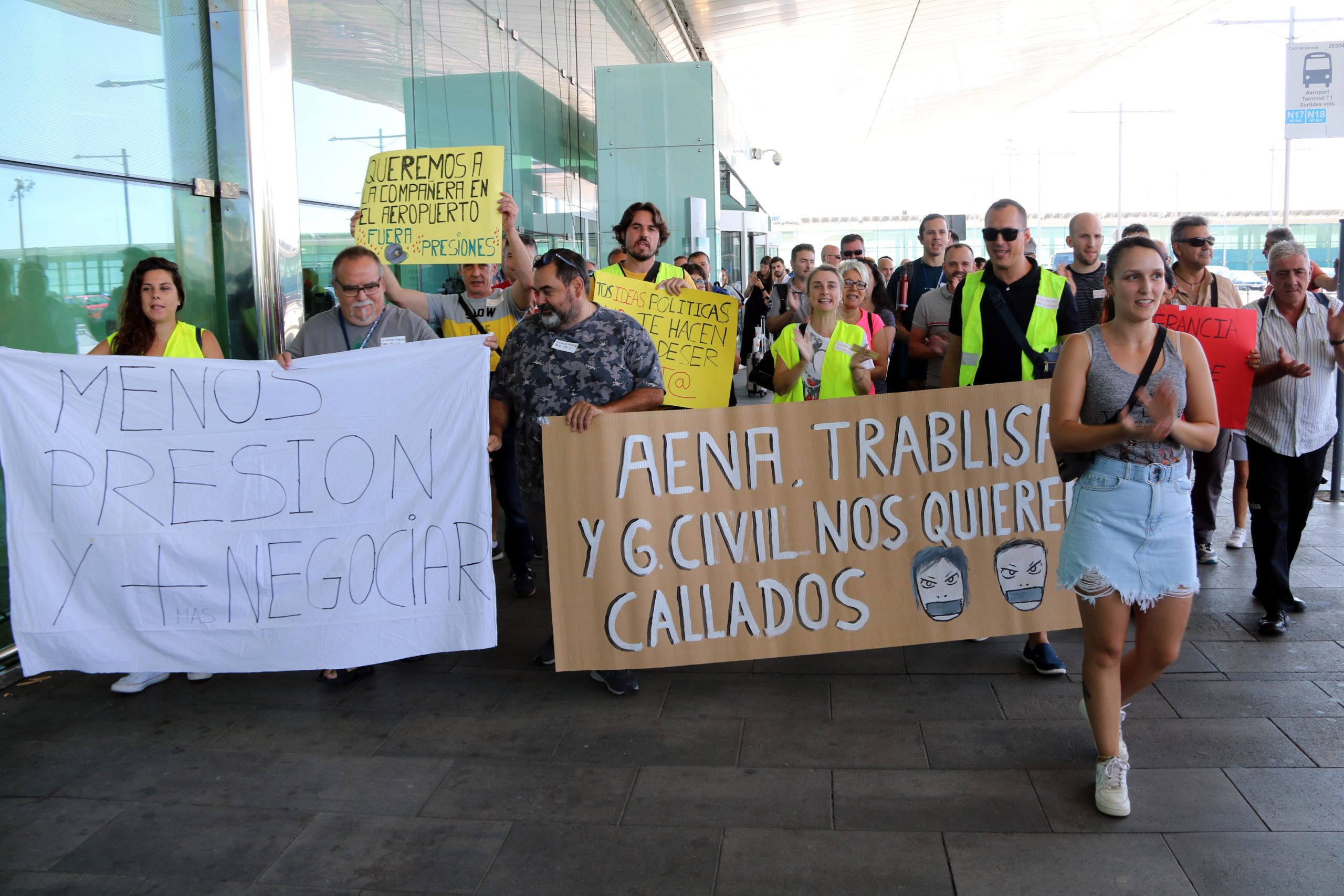 Treballadors de Trablisa protesten davant de la T1 / ACN