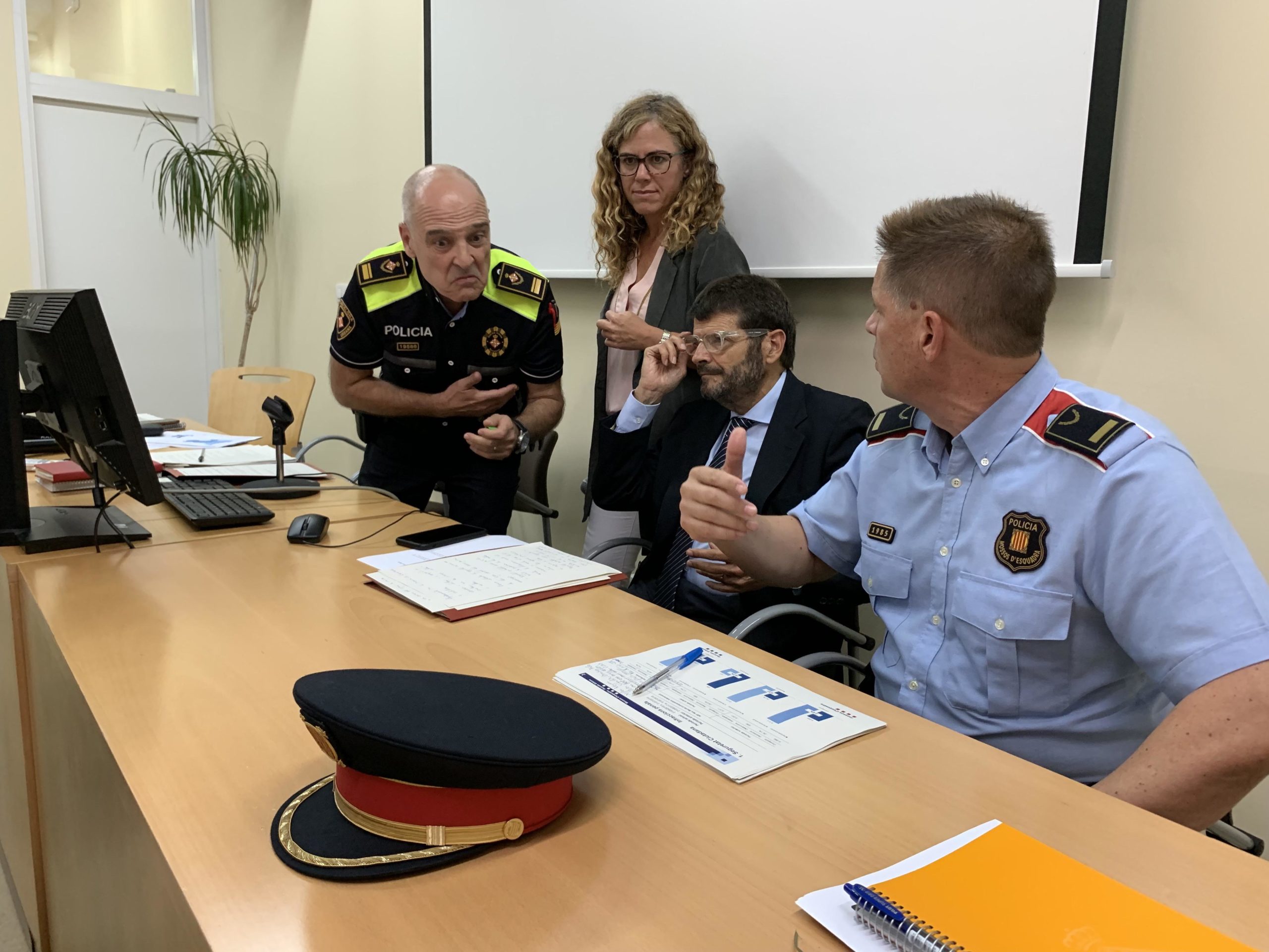 Representants de la Guàrdia Urbana i dels Mossos amb Marga Marí-Klose i Albert Batlle abans de començar la reunió sobre seguretat a Nou Barris / S.B.