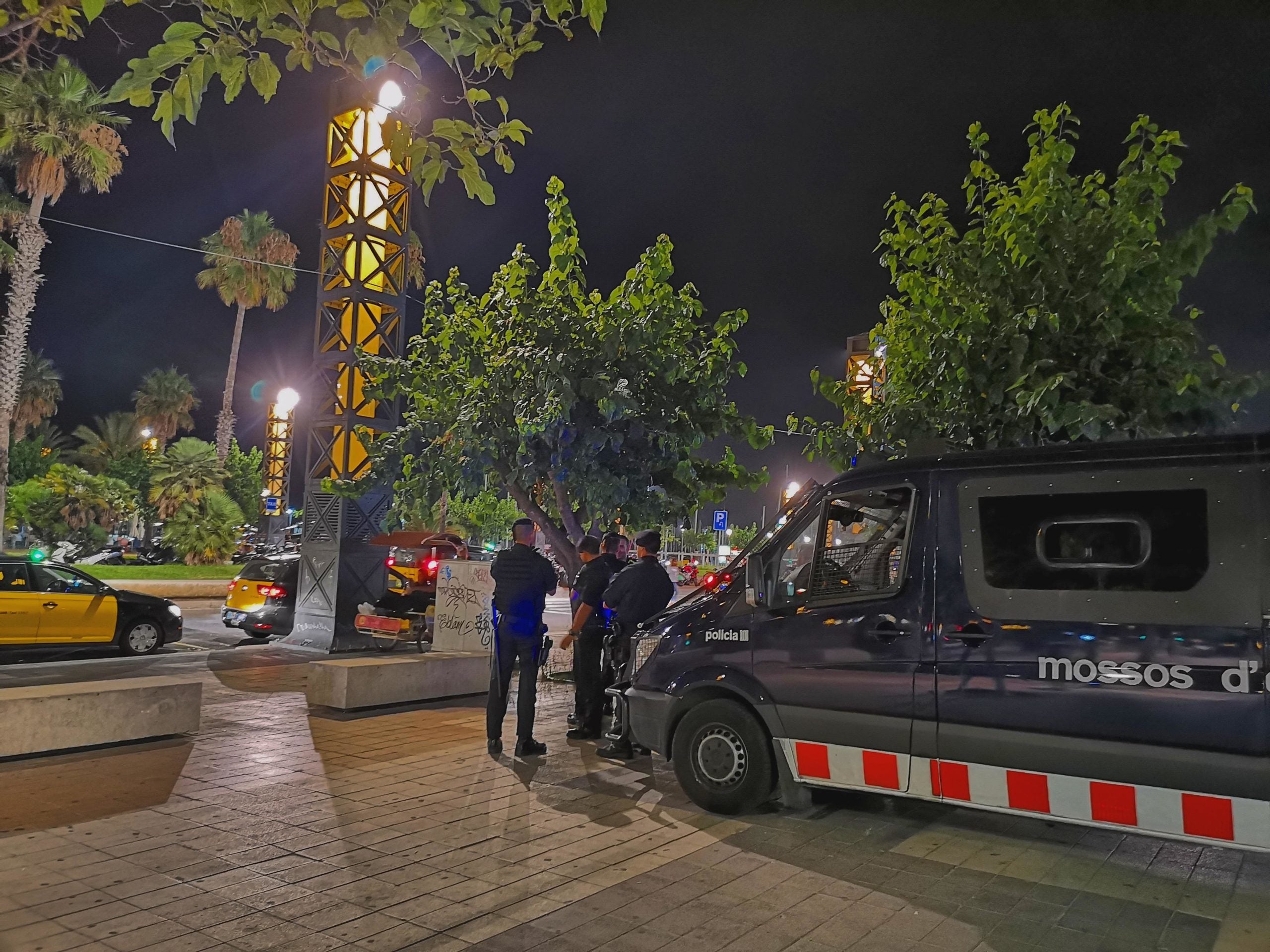 Mossos en el dispositiu iniciat aquest estiu per controlar la delinqüència al Port Olímpic / D.C.