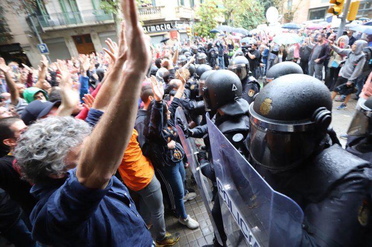 Antiavalots de la policia espanyola intentant impedir la votació en el referèndum de l'1-O a Barcelona / Jordi Borràs