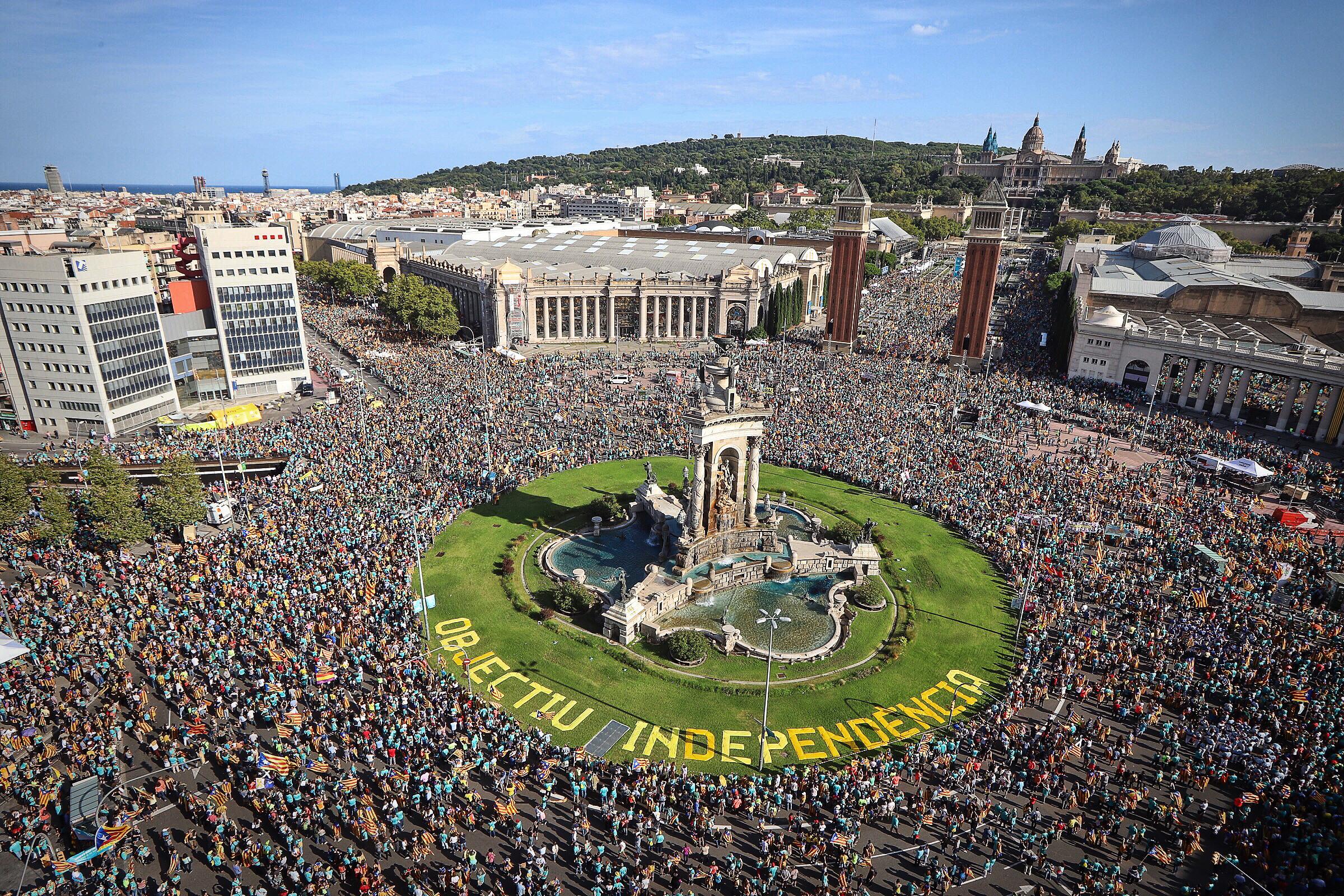 La plaça Espanya, plena de manifestants per la Diada 2019 / Jordi Bor