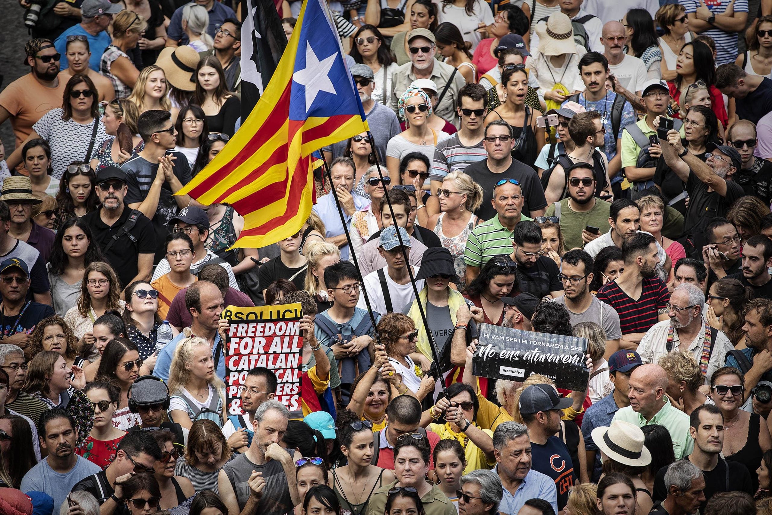 Banderes i pancartes a la plaça de Sant Jaume demanant la llibertat dels presos polítics 