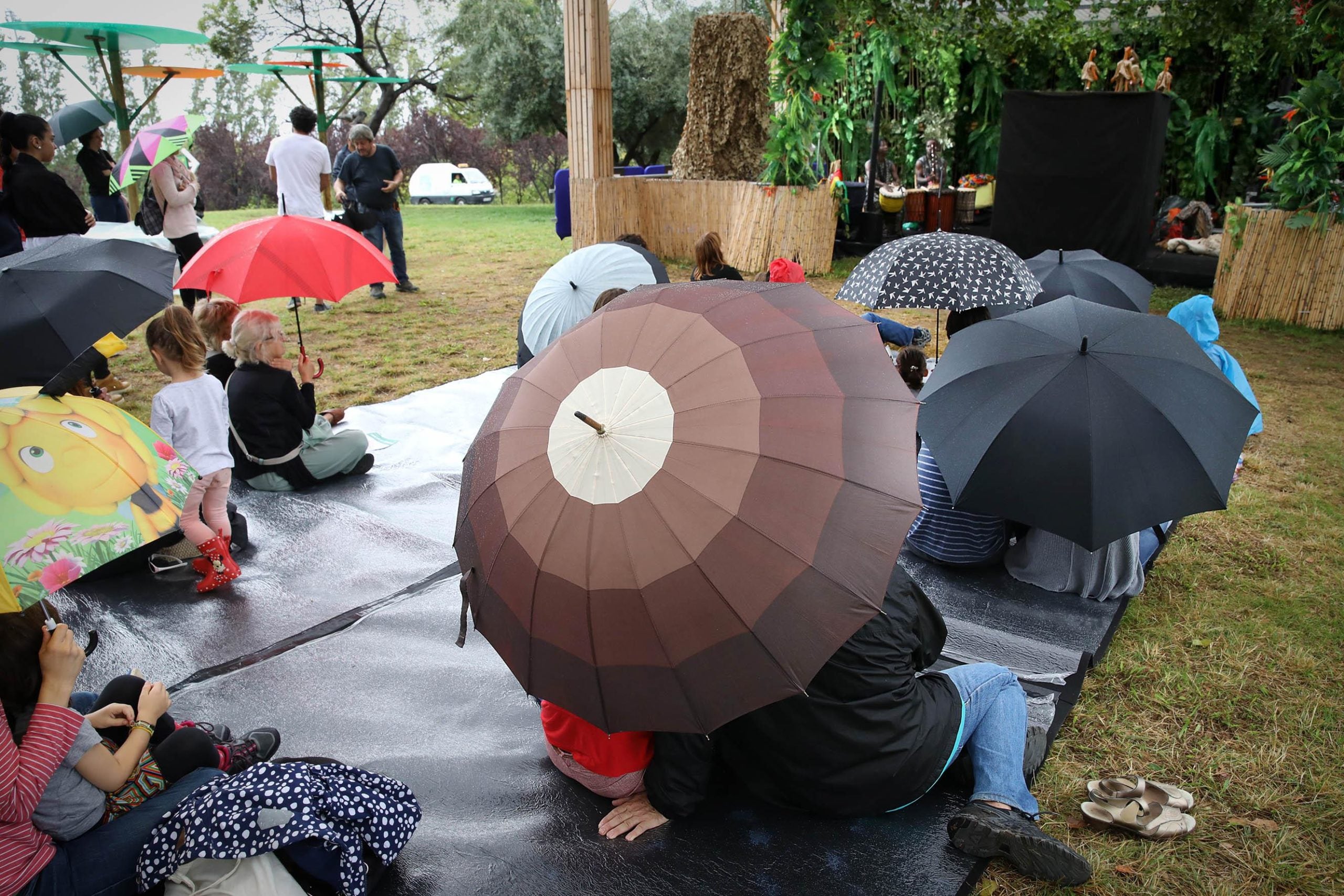 Titelles sota la pluja al Parc de la Trinitat per al Mercè / Jordi Play