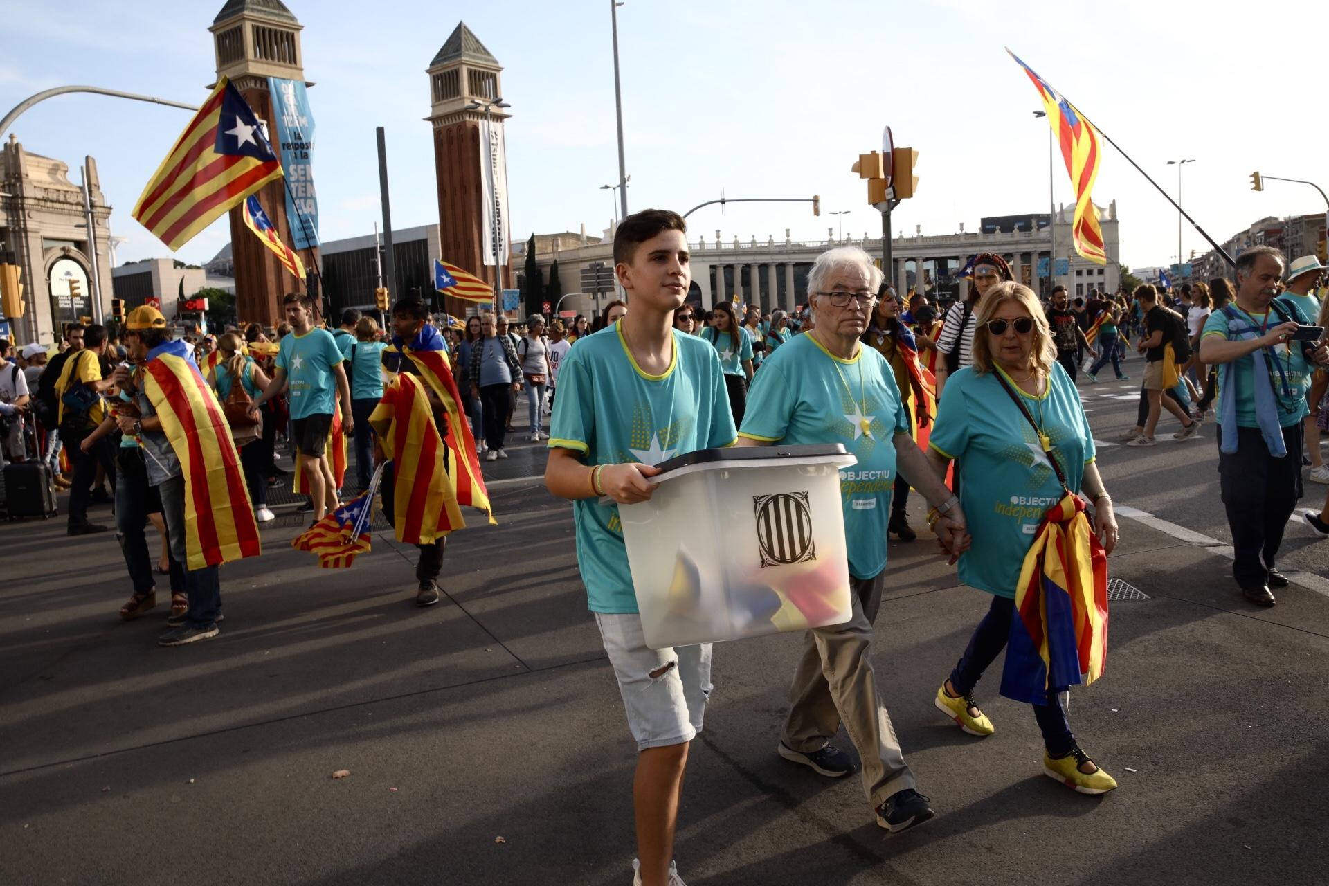 Un participant en la manifestació de la Diada del 2019 porta l'estelada dins d'una urna del referèndum de l'1-O / Jordi Play