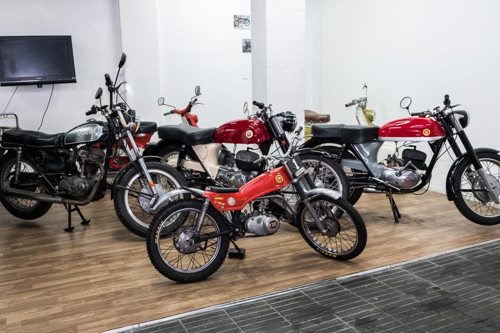 Diversos models d'Impala al taller Underground Motos de Gràcia, espec