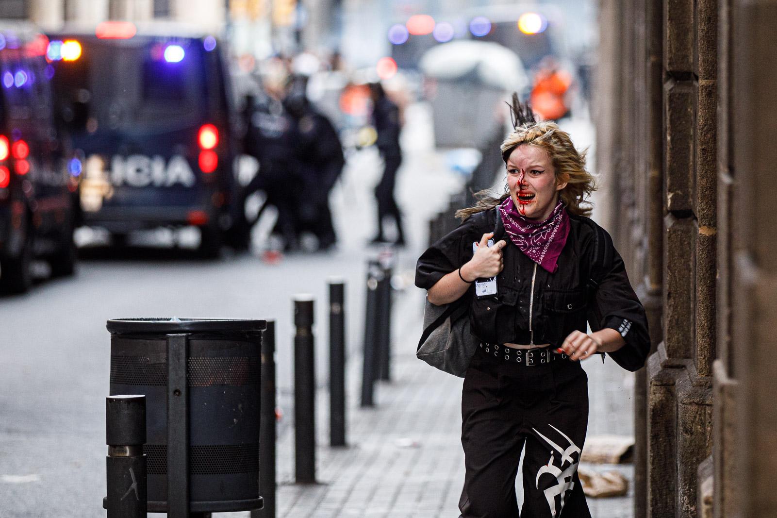 Ferida just esclatar la 'batalla d'Urquinaona' del 18 d'octubre / Jordi Borràs