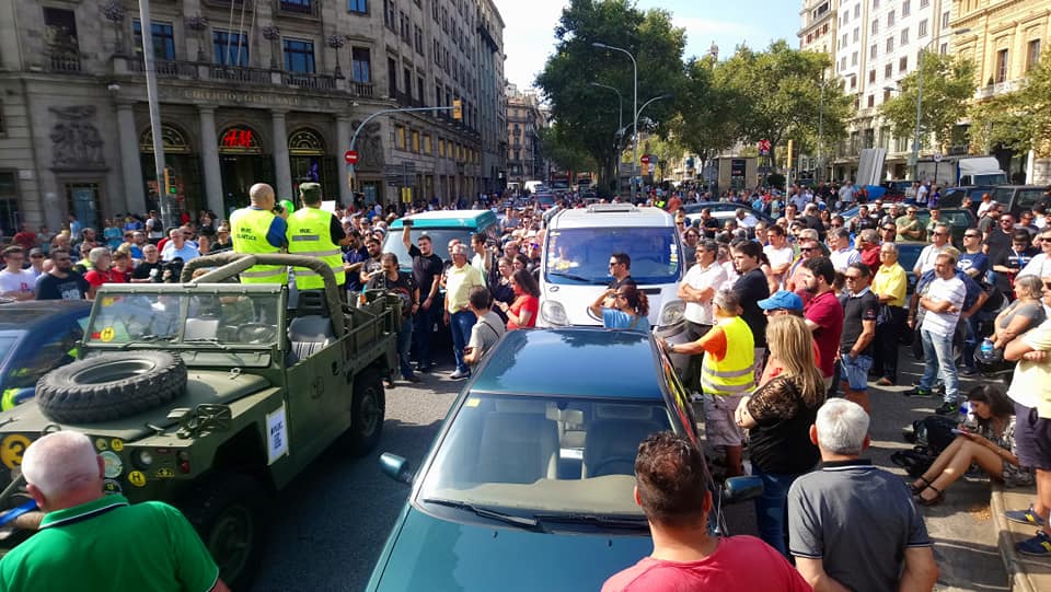 Desenes de cotxes aturats a la Gran Via de les Corts Catalanes contra la restricció de la Zona de Baixes Emissions / Facebook (Plataforma d'afectats per les restriccions circulatòries)