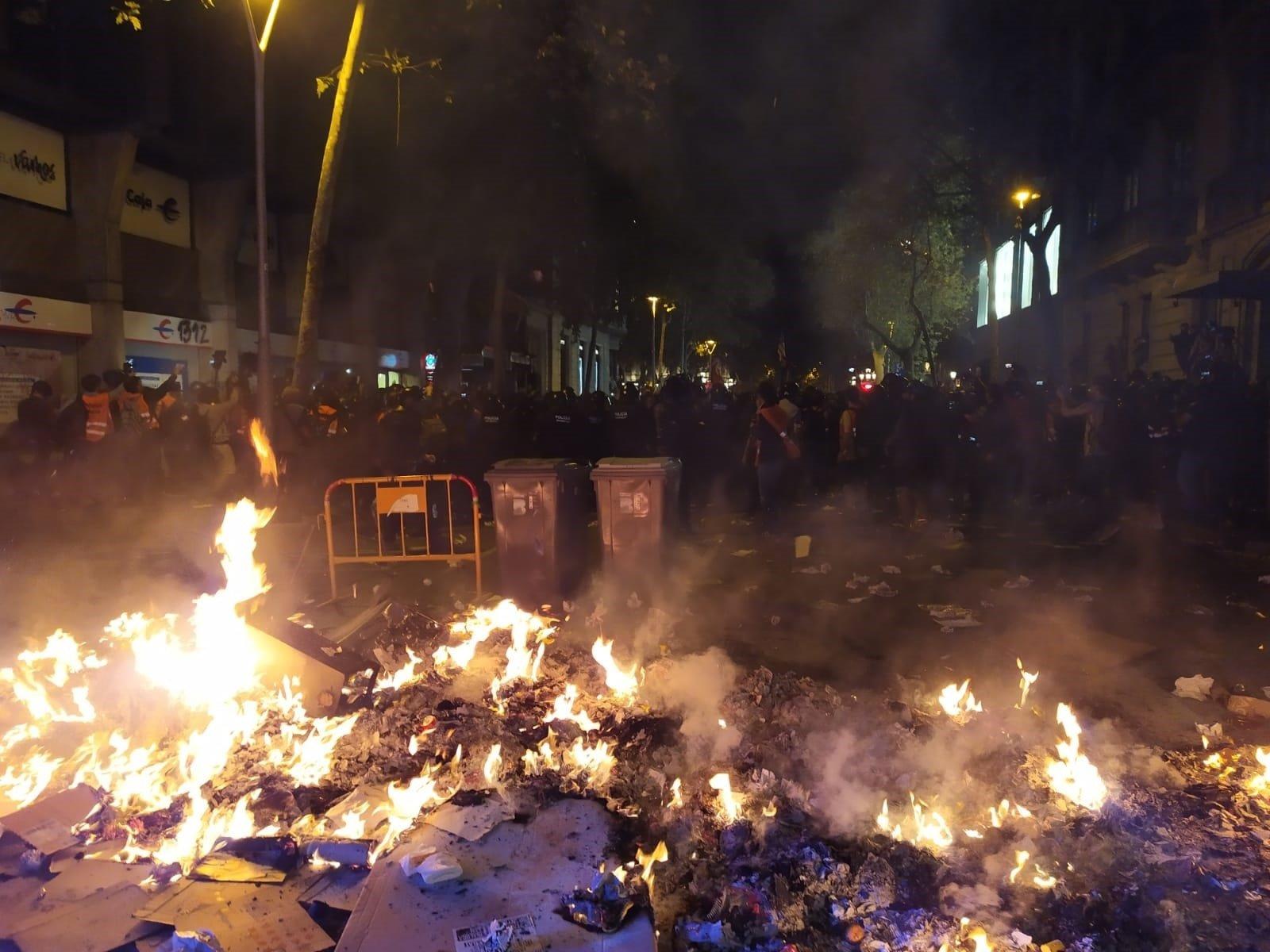 Barricada de foc en una barrera davant la Delegació / Europa Press