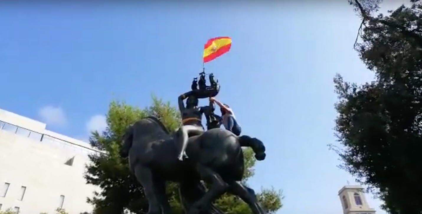 Un independentista despenja el 13-O una bandera espanyola del 12-O