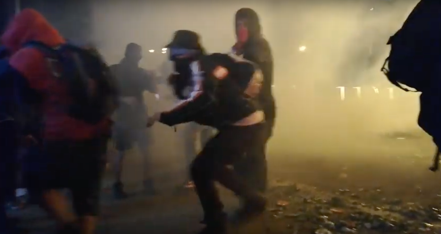 La barricada de la plaça Urquinaona, per dins 