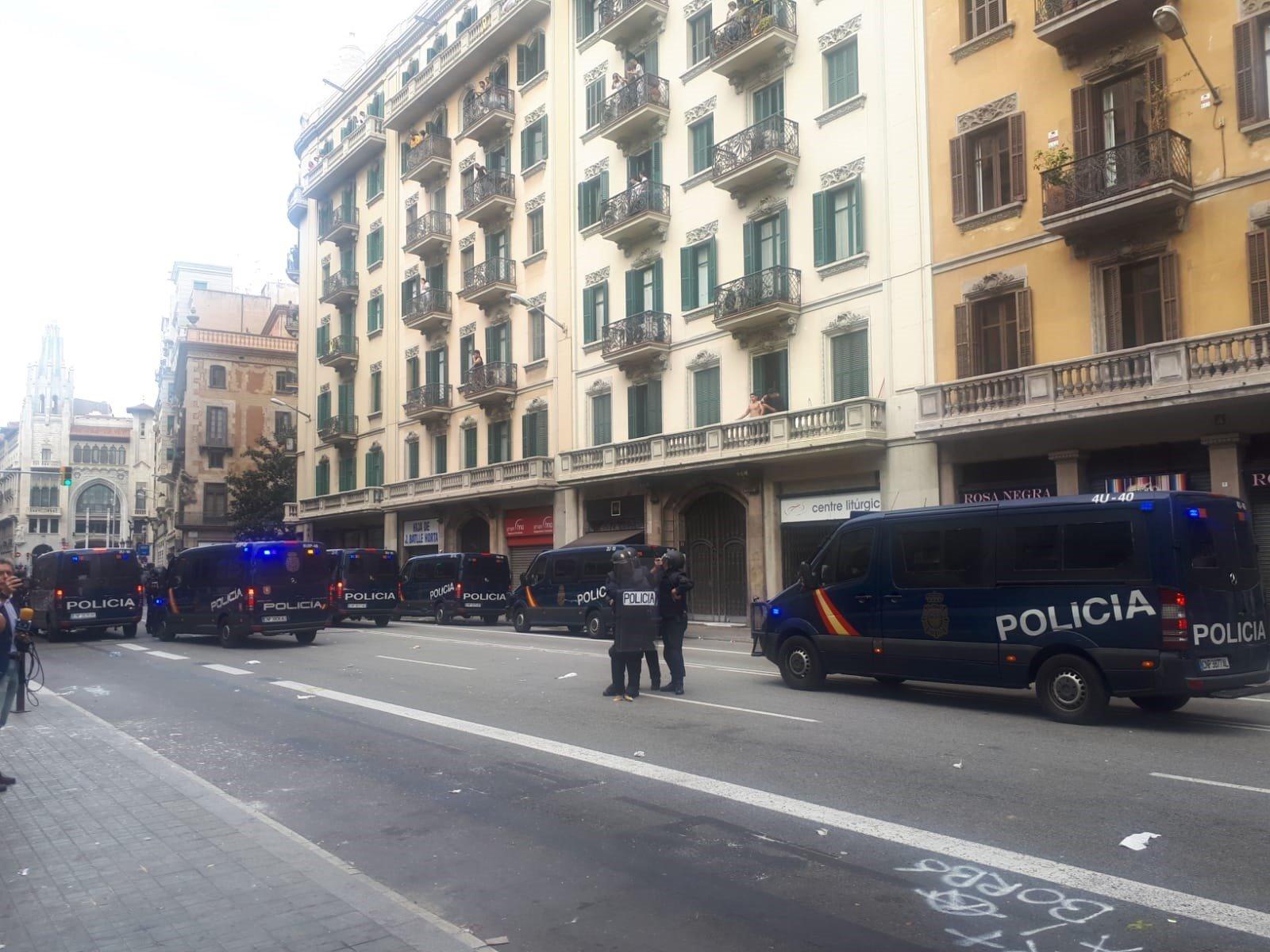 Furgonetes de la Policia Nacional custodiant el tram de Via Laietana on hi ha la prefectura / Europa Press