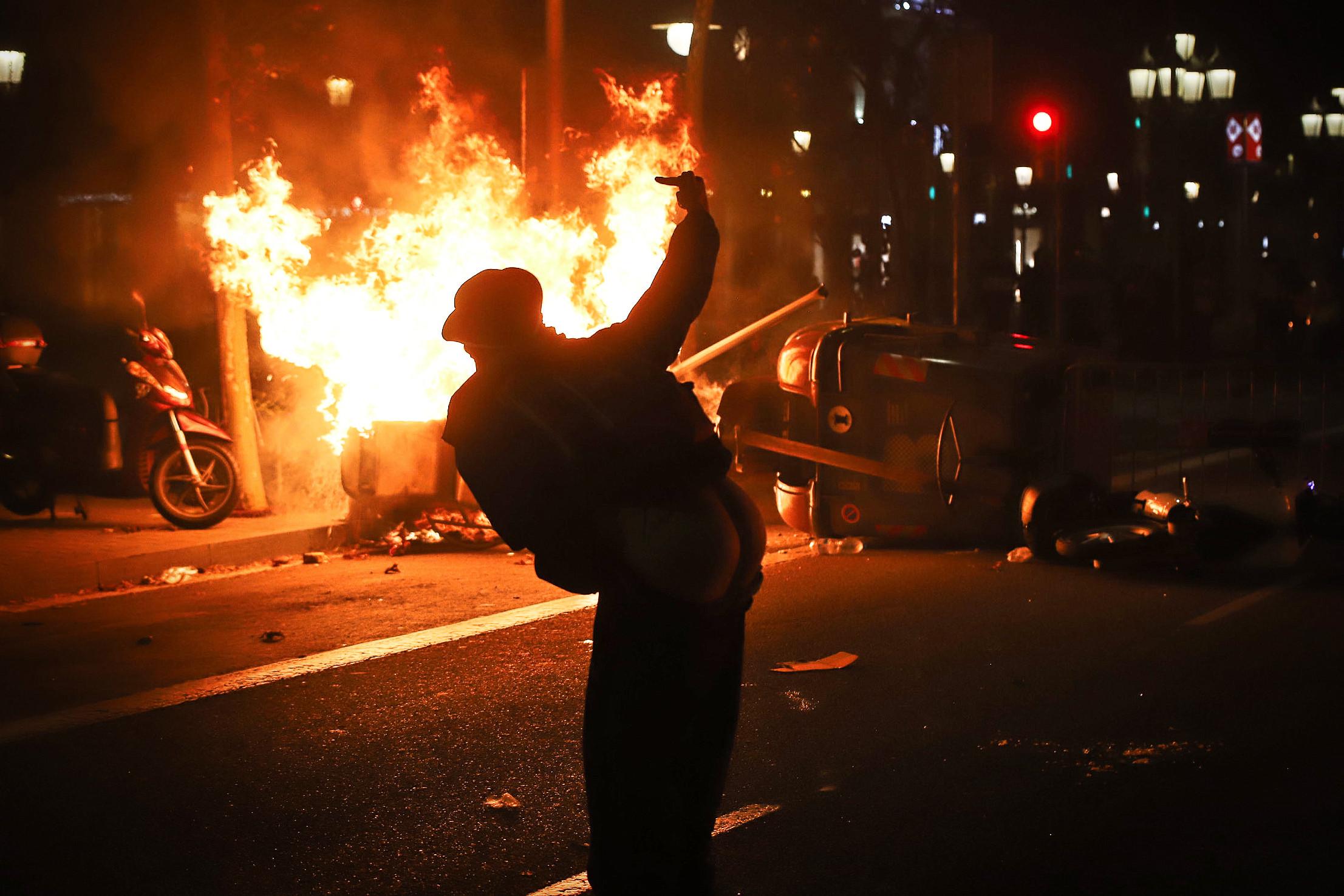 Barricada de foc a prop de la delegació del govern espanyol / D.C.