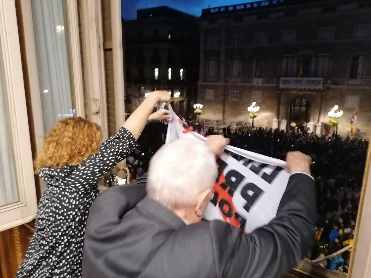 Elisenda Alamany i Ernest Maragall exhibint una pancarta des de la façana de l'Ajuntament / ERC