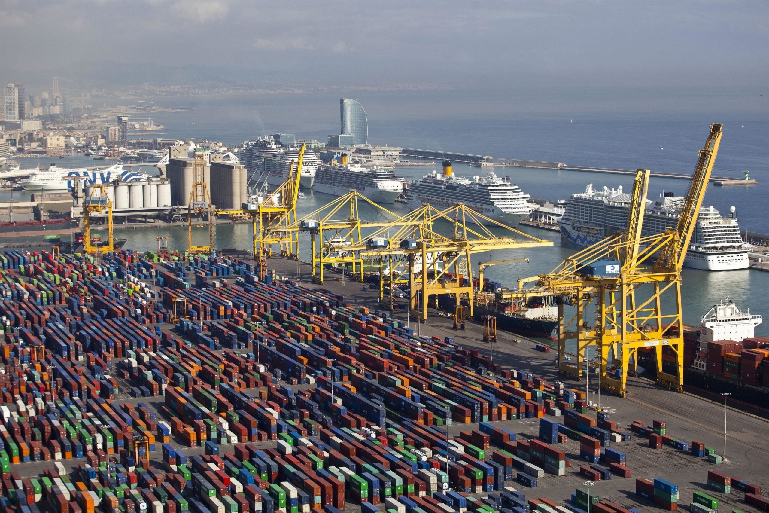 Vista aèria de les terminals de contenidors del Port de Barcelona / Puertos del Estado