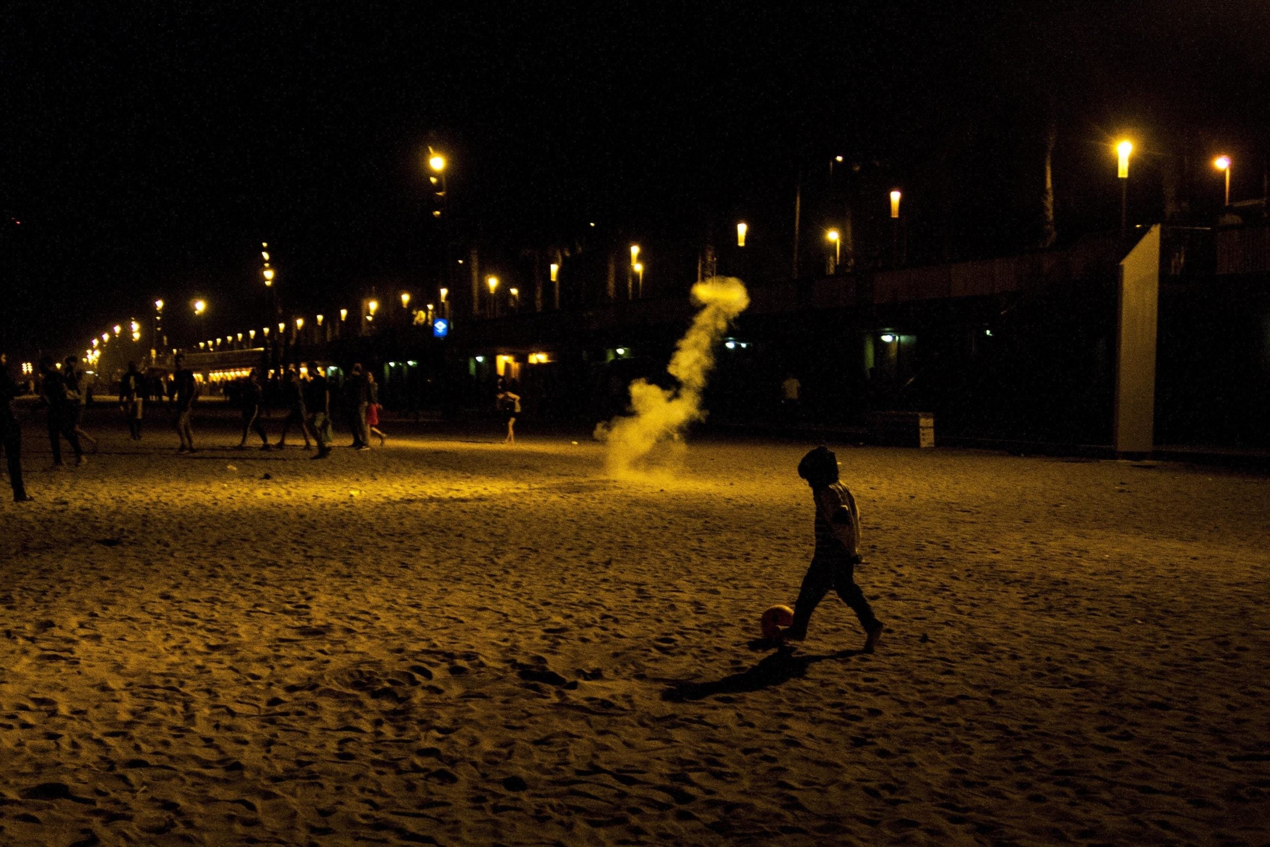 Imatge d'arxiu d'una platja de Barcelona de nit / Europa Press