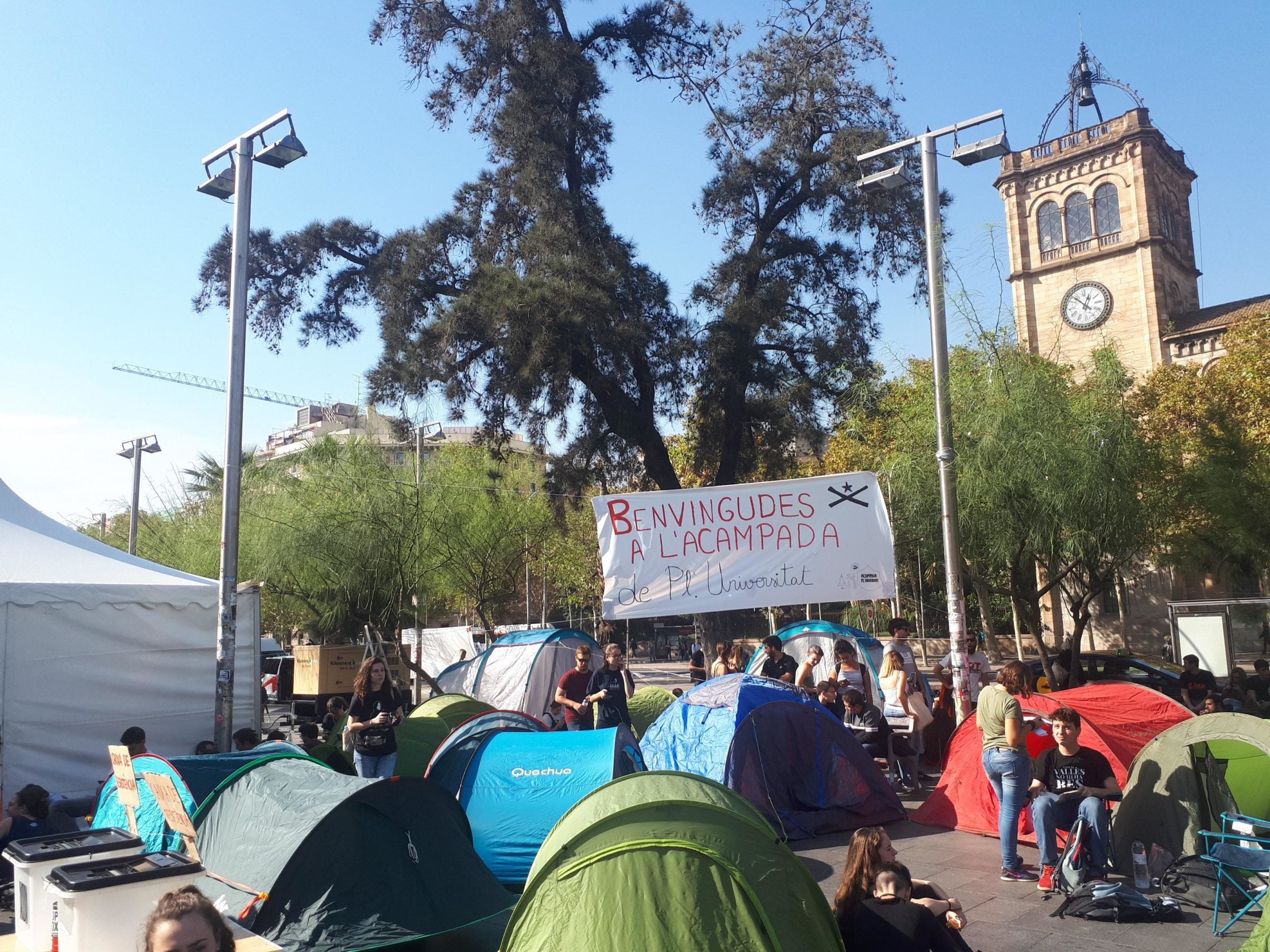 Els estudiants acampats a la plaça Universitària contra la sentència de l'1-O / Europa Press