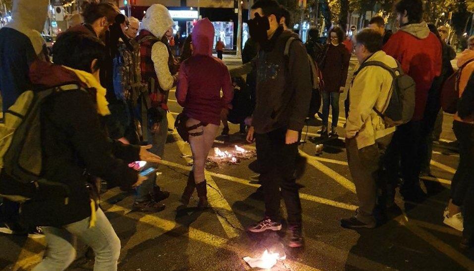 Els manifestants que tallen la Meridiana en l'11è dia de protestes contra la sentència cremen retrats de Felip VI / Anonymous Catalonia