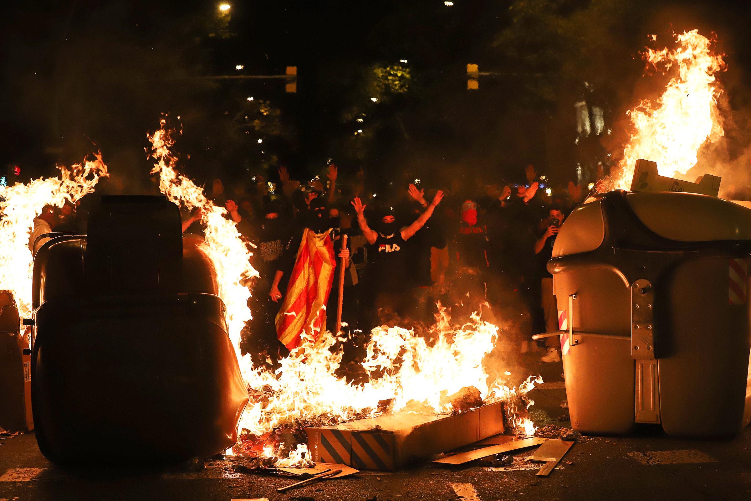  Segona nit de foc a Barcelona: Contenidors en flames, a la Gran Via / Jordi Borràs