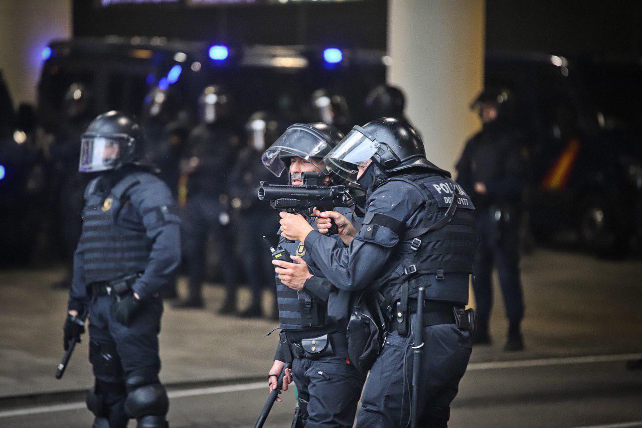 Agents dels Mossos disparen projectils de foam contra els manifestants / Jordi Borràs