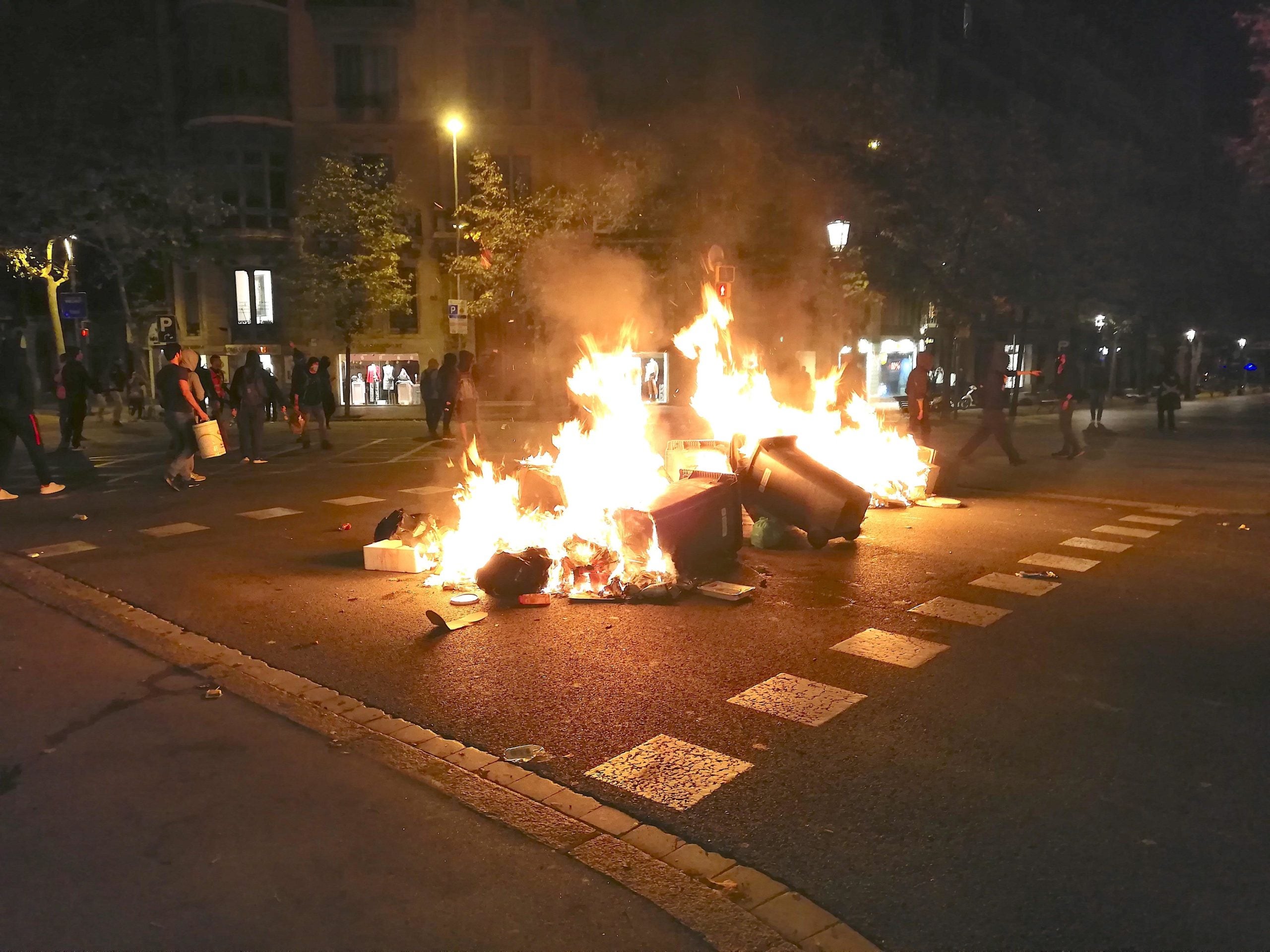 Barricada en flames en un pas de vianants de la rambla Catalunya, la tercera nit de protestes al centre de Barcelona per la sentència de l'1-O / XFC