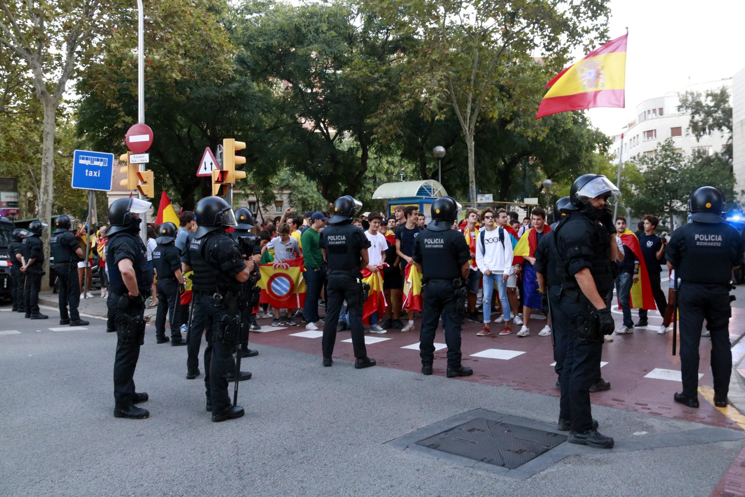 Cordó dels Mossos d'Esquadra davant la concentració espanyolista a la plaça d'Artós / ACN