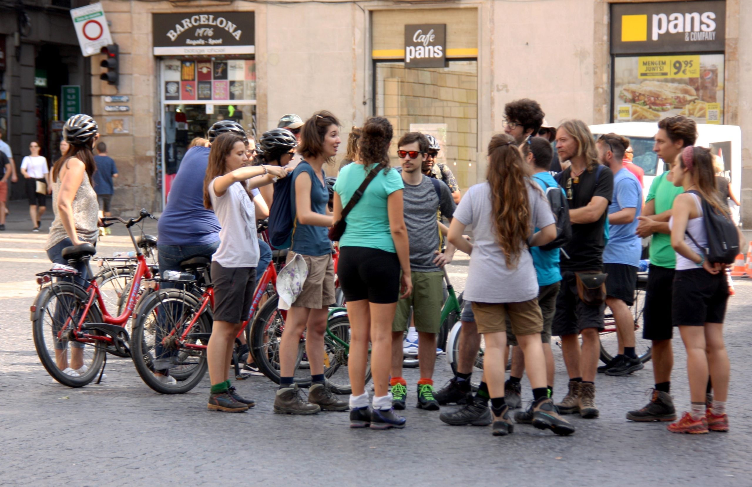 Un grup de turistes a la plaça Sant Jaume / ACN