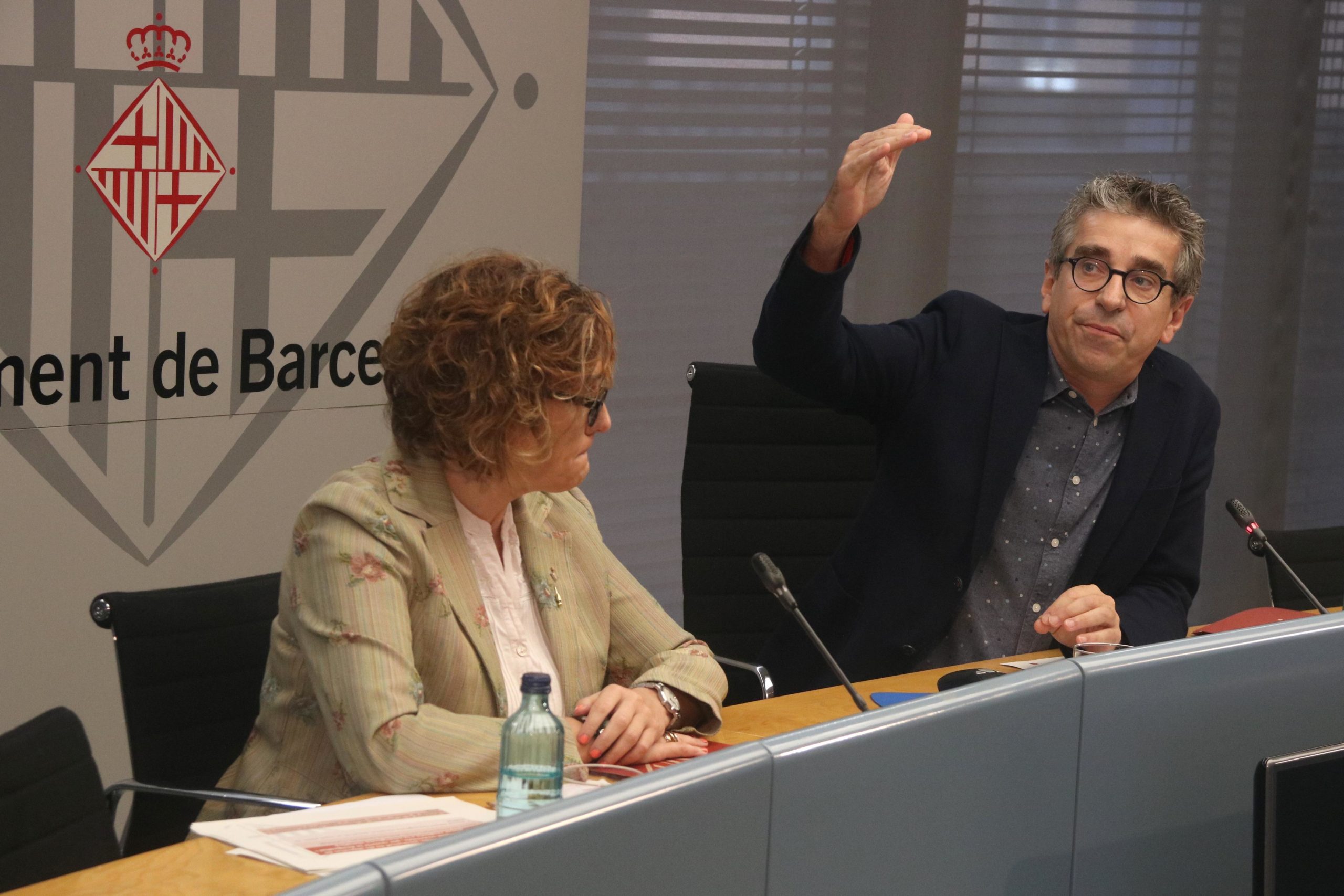 El regidor de Presidència, Pressupost i Pla de Barris, Jordi Martí, i la regidora de Comerç, Mercats, Règim Intern i Hisenda, Montserrat Ballarín, en la roda de premsa per anunciar la primera proposta per al pressupost del 2020 / ACN